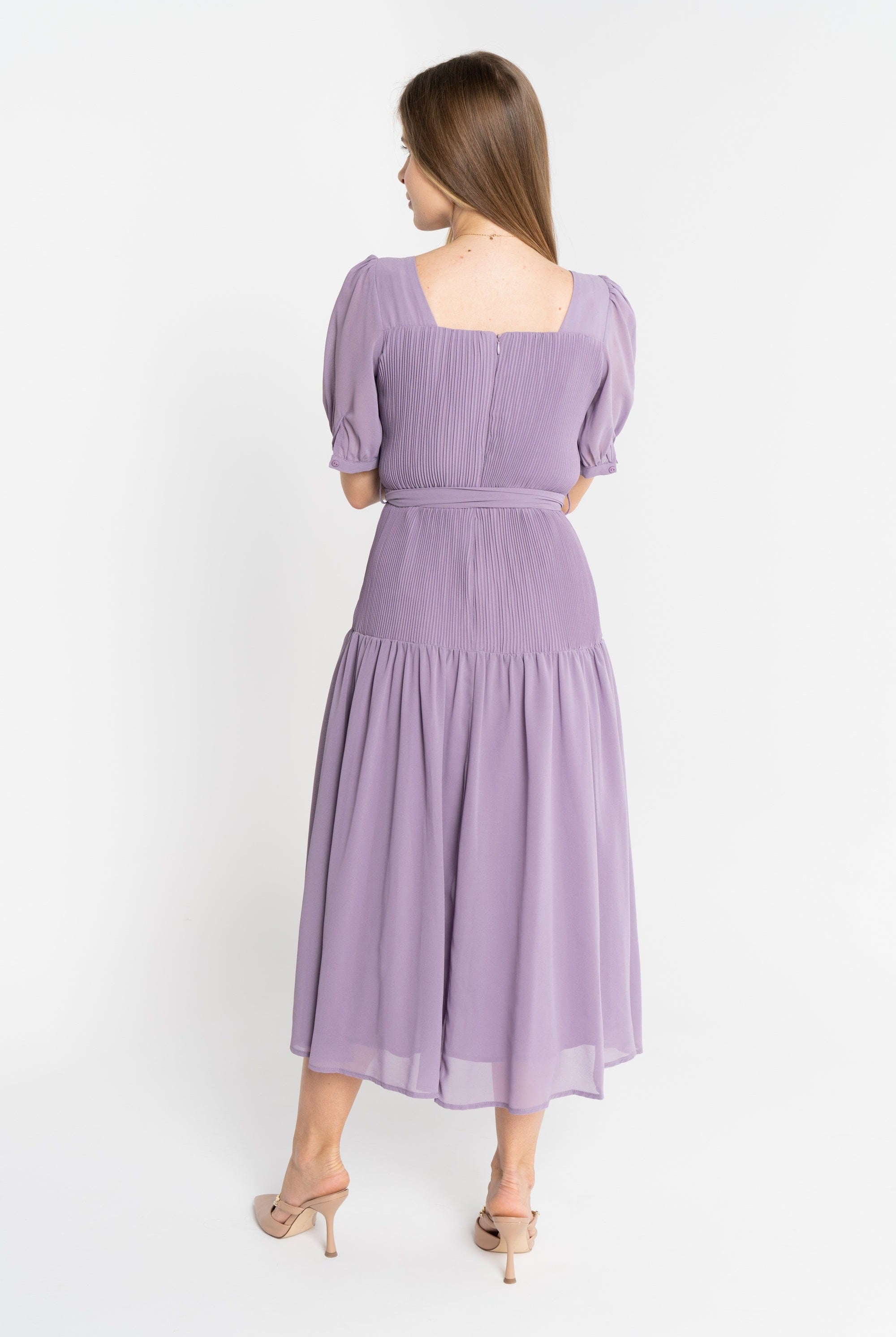 ميكا فستان ميدي بكسرات رفيعة وحزام على الخصر كم قصير بف وياقة مربعة نسائي