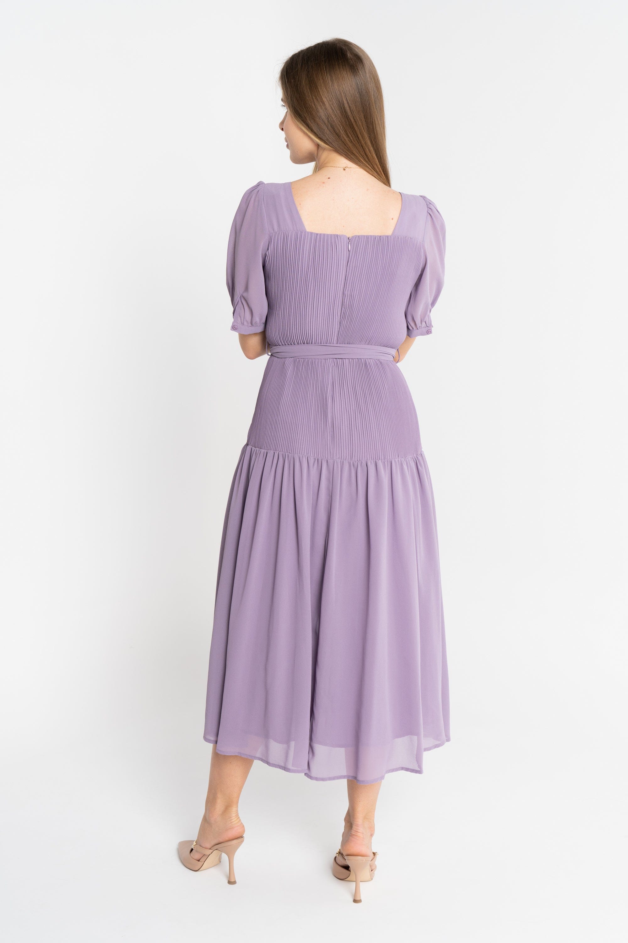 ميكا فستان ميدي بكسرات رفيعة وحزام على الخصر كم قصير بف وياقة مربعة نسائي