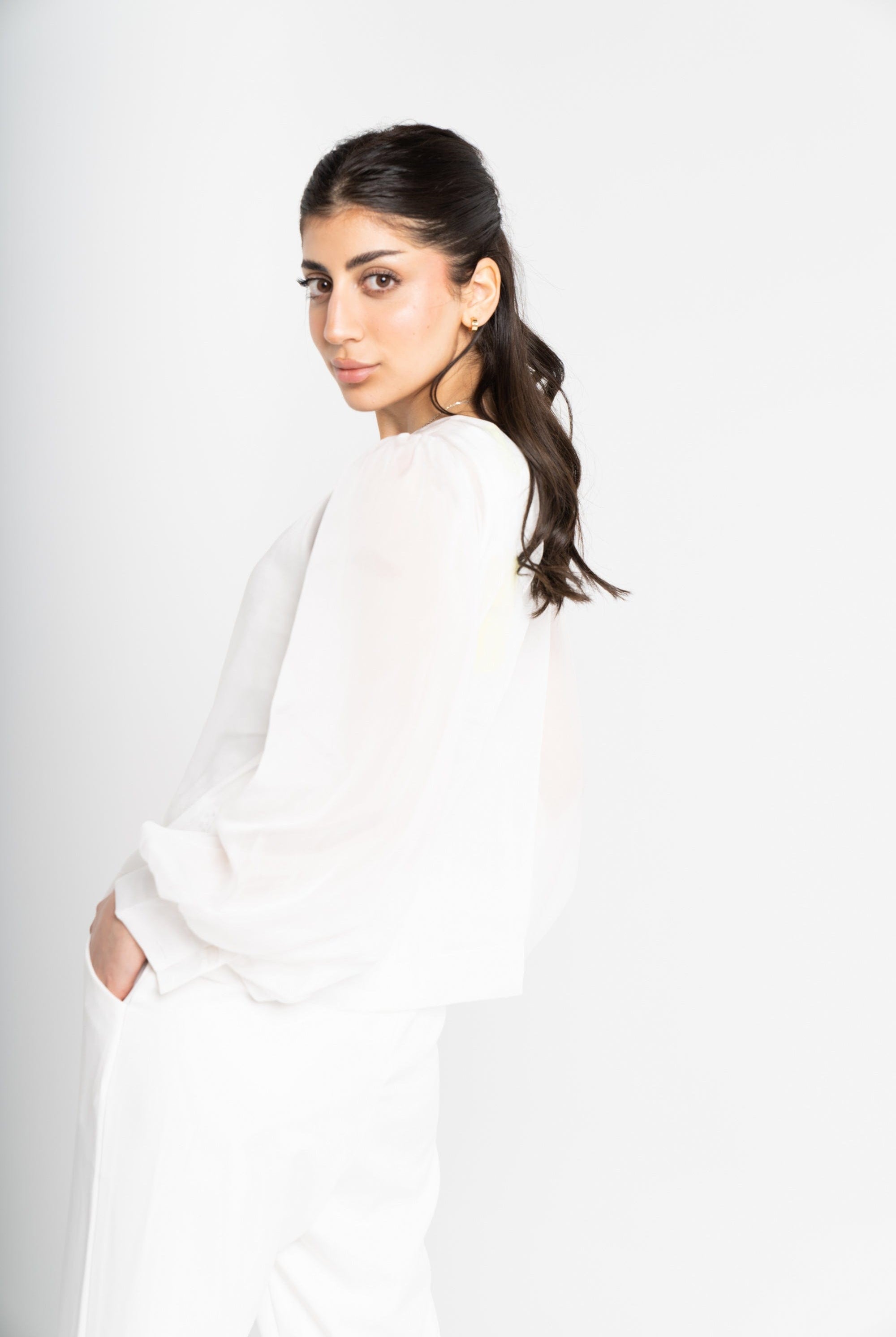 ميكا بلوزة بأكمام طويلة شفافة بياقة دائرية