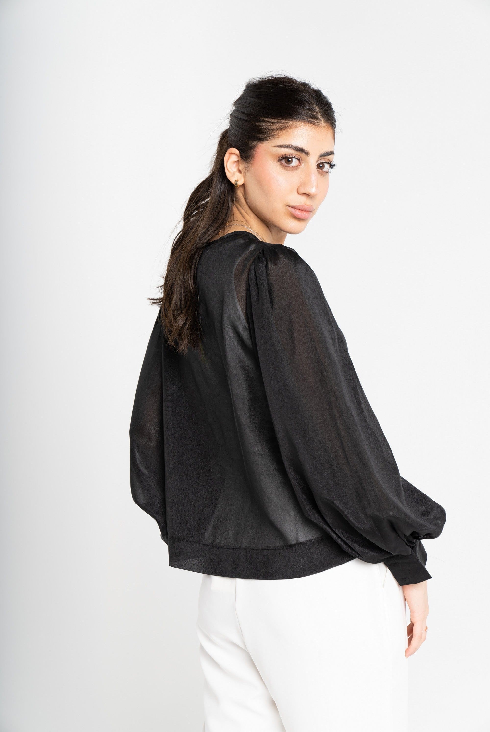 ميكا بلوزة بأكمام طويلة شفافة بياقة دائرية