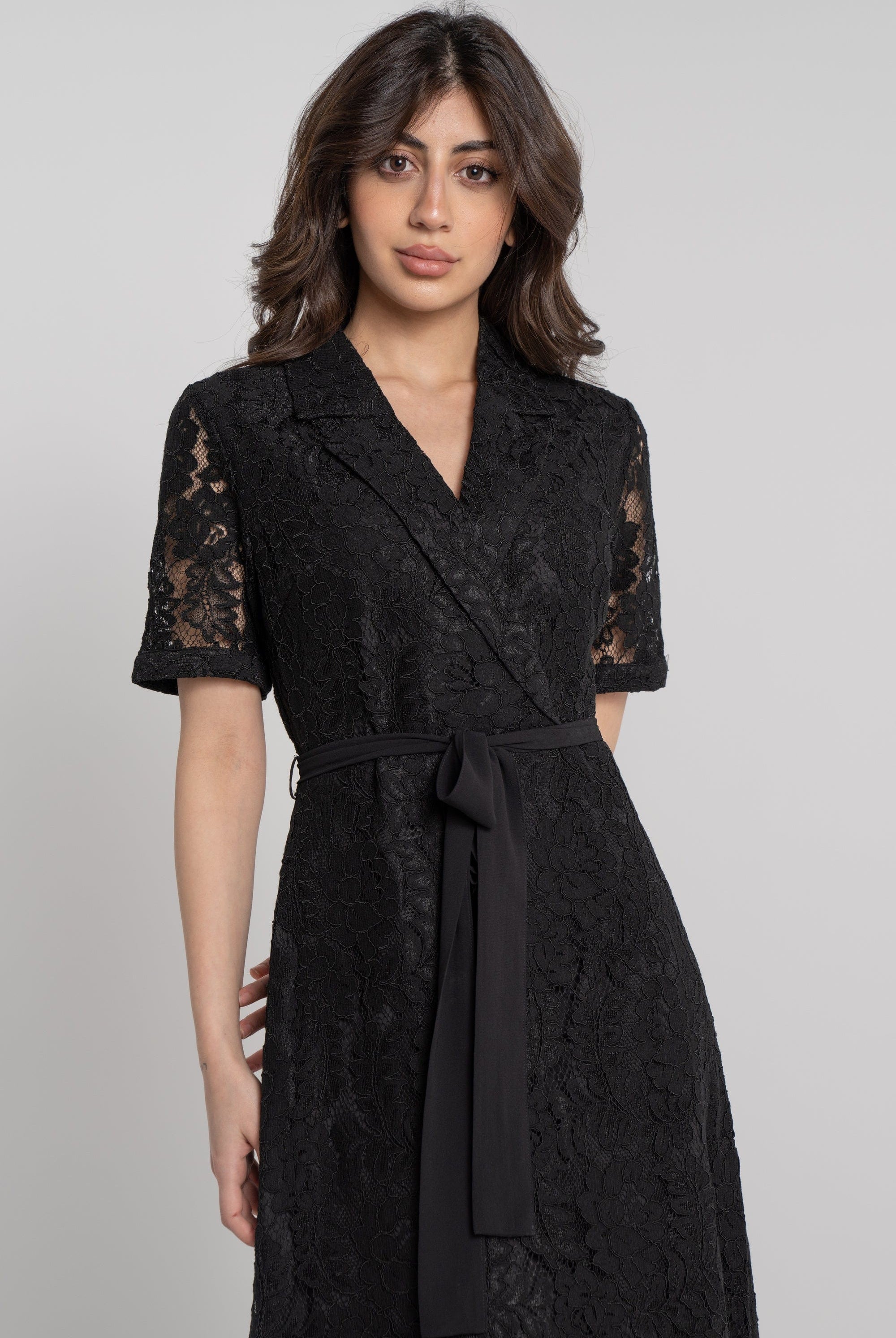 ميكا فستان طويل بأكمام قصيرة مزين بدانتيل ورباط خصر