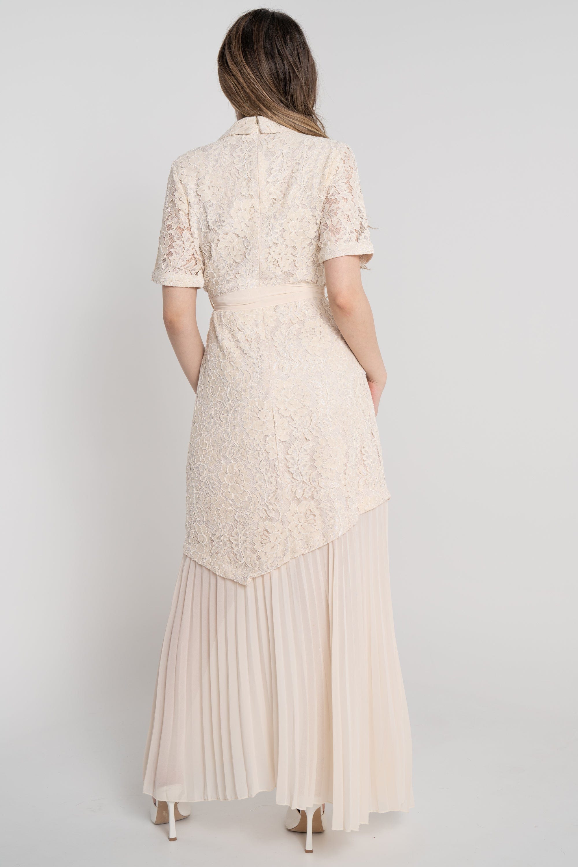 ميكا فستان طويل بأكمام قصيرة مزين بدانتيل ورباط خصر