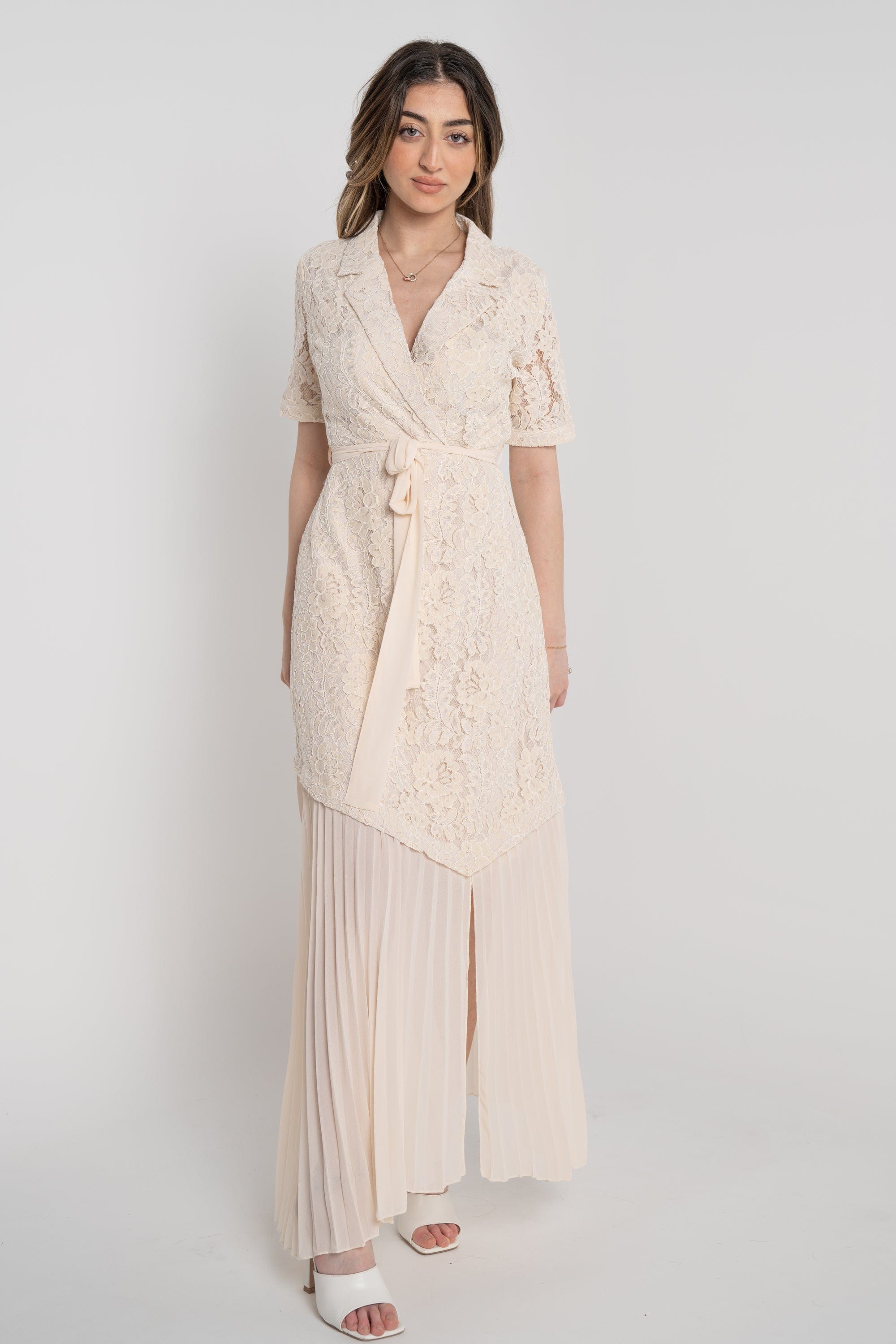 ميكا فستان طويل بأكمام قصيرة مزين بدانتيل ورباط خصر