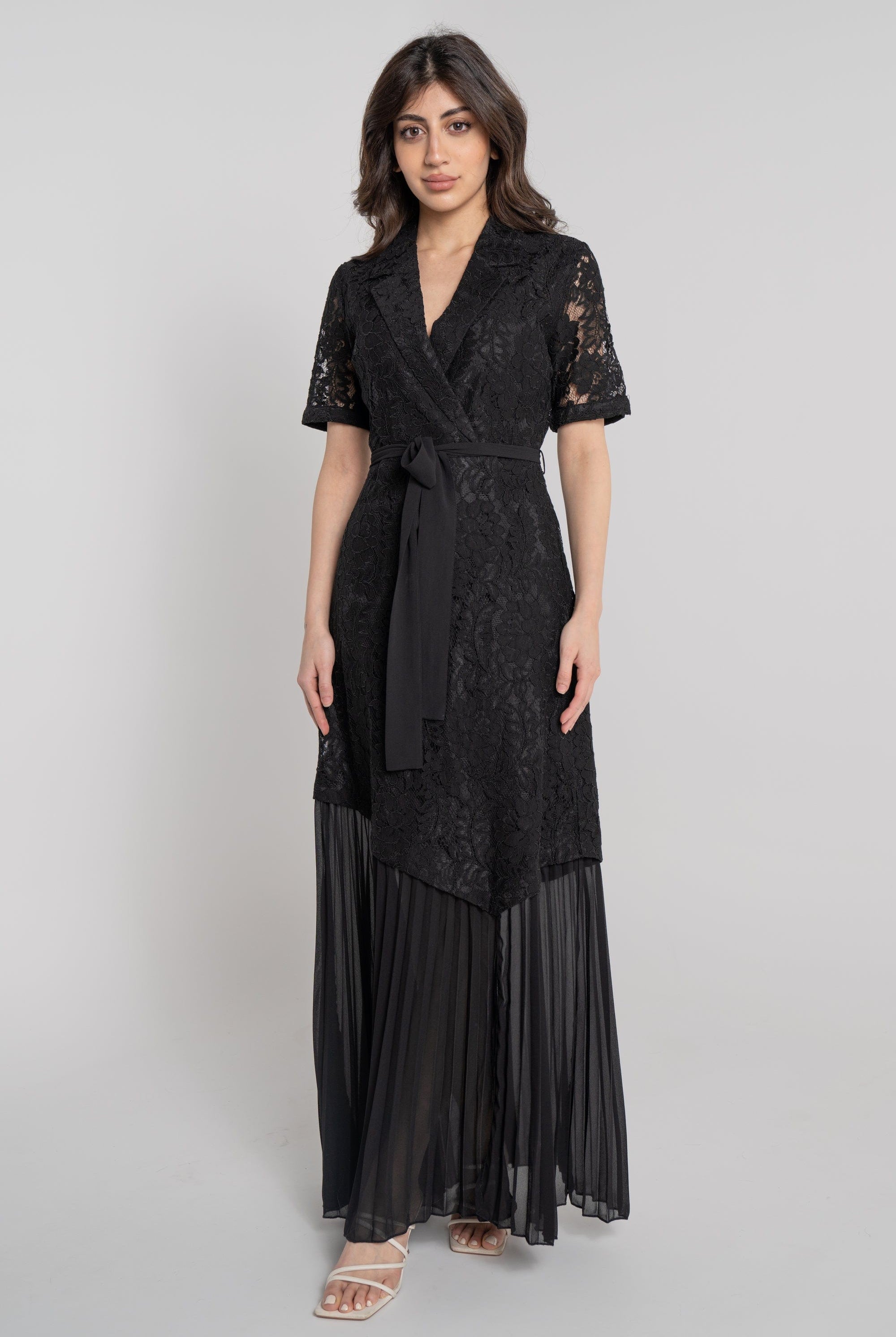 ميكا فستان طويل بأكمام قصيرة مزين بدانتيل ورباط خصر