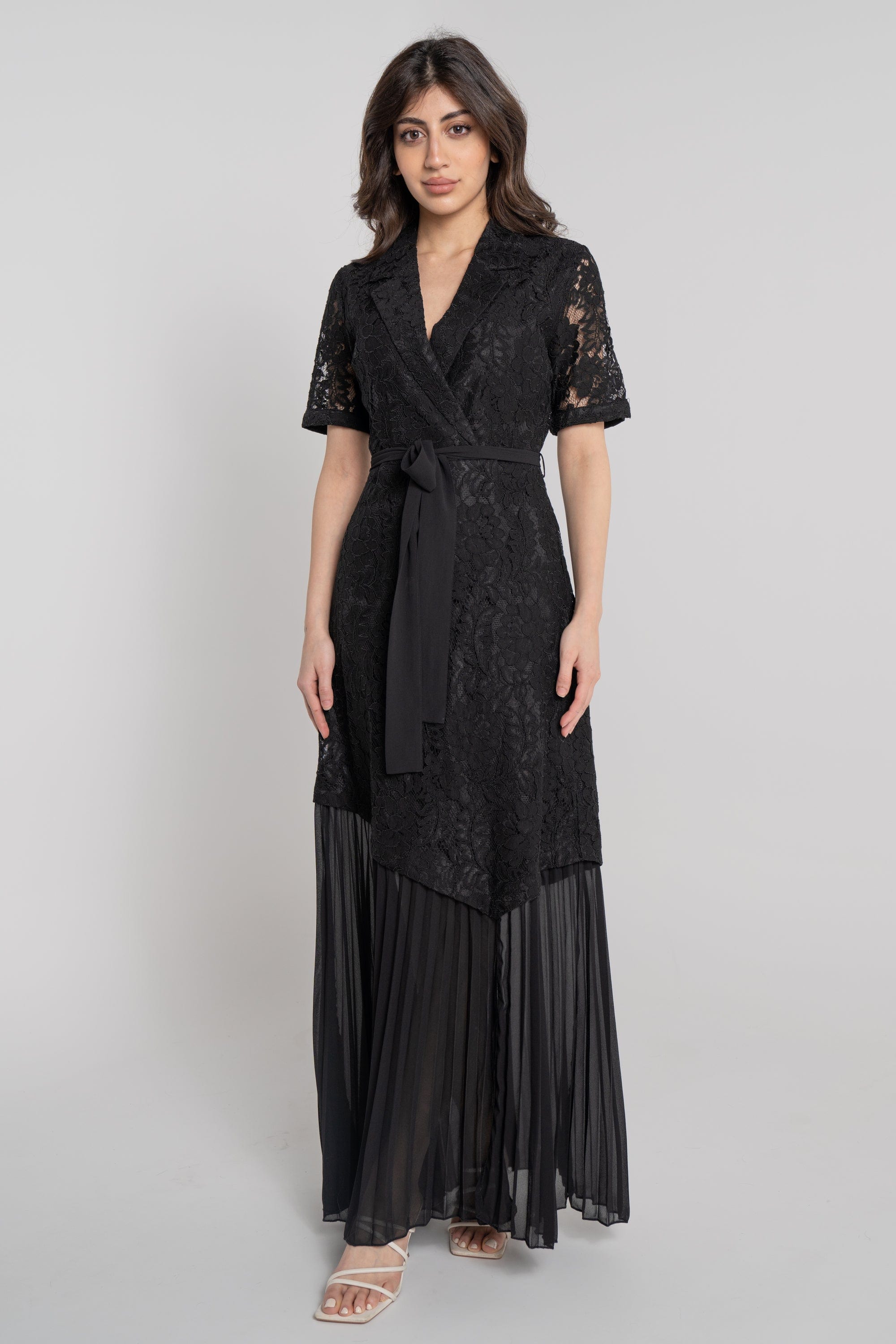 ميكا فستان طويل بأكمام قصيرة مزين بدانتيل ورباط خصر