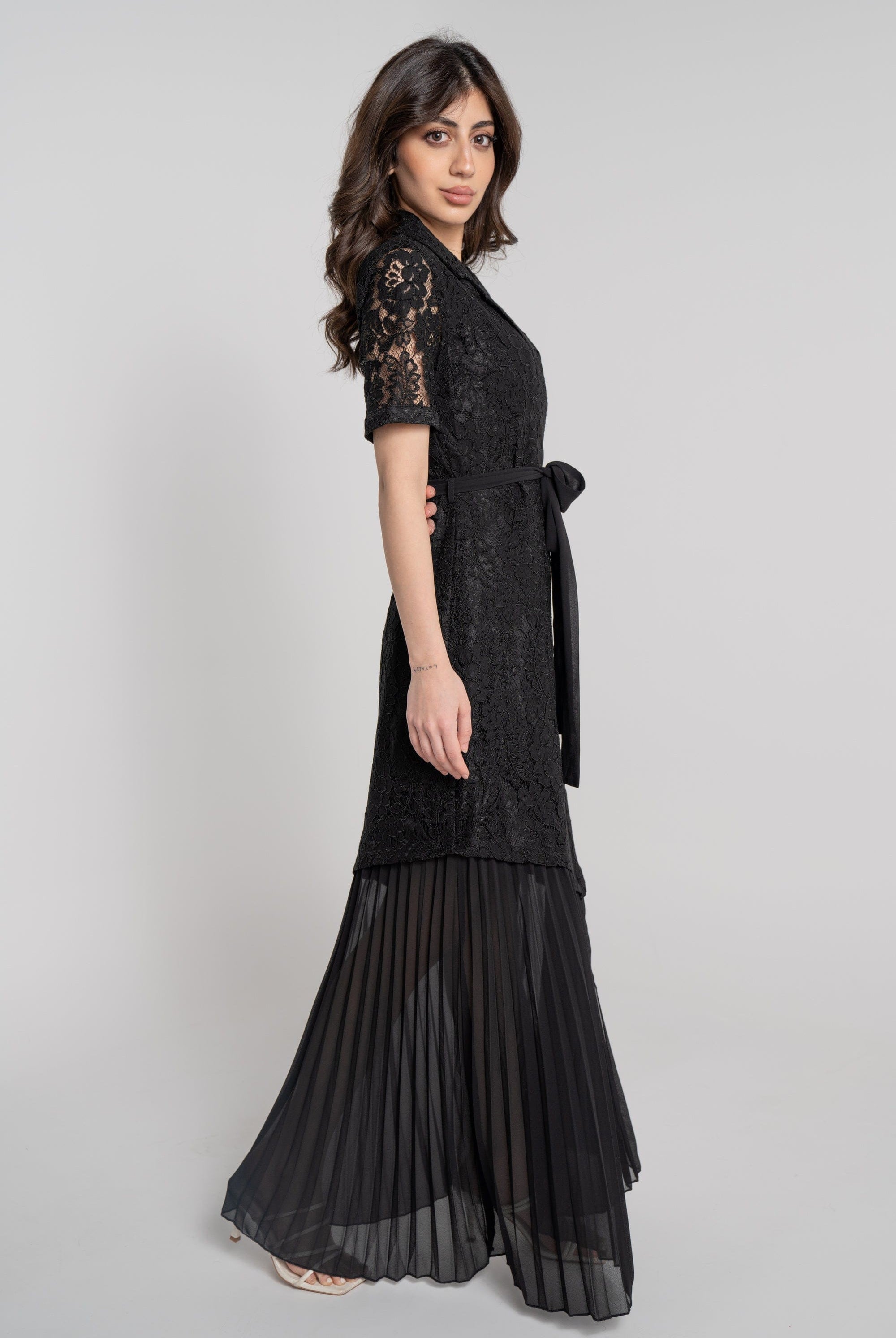 ميكا فستان طويل بأكمام قصيرة مزين بدانتيل ورباط خصر