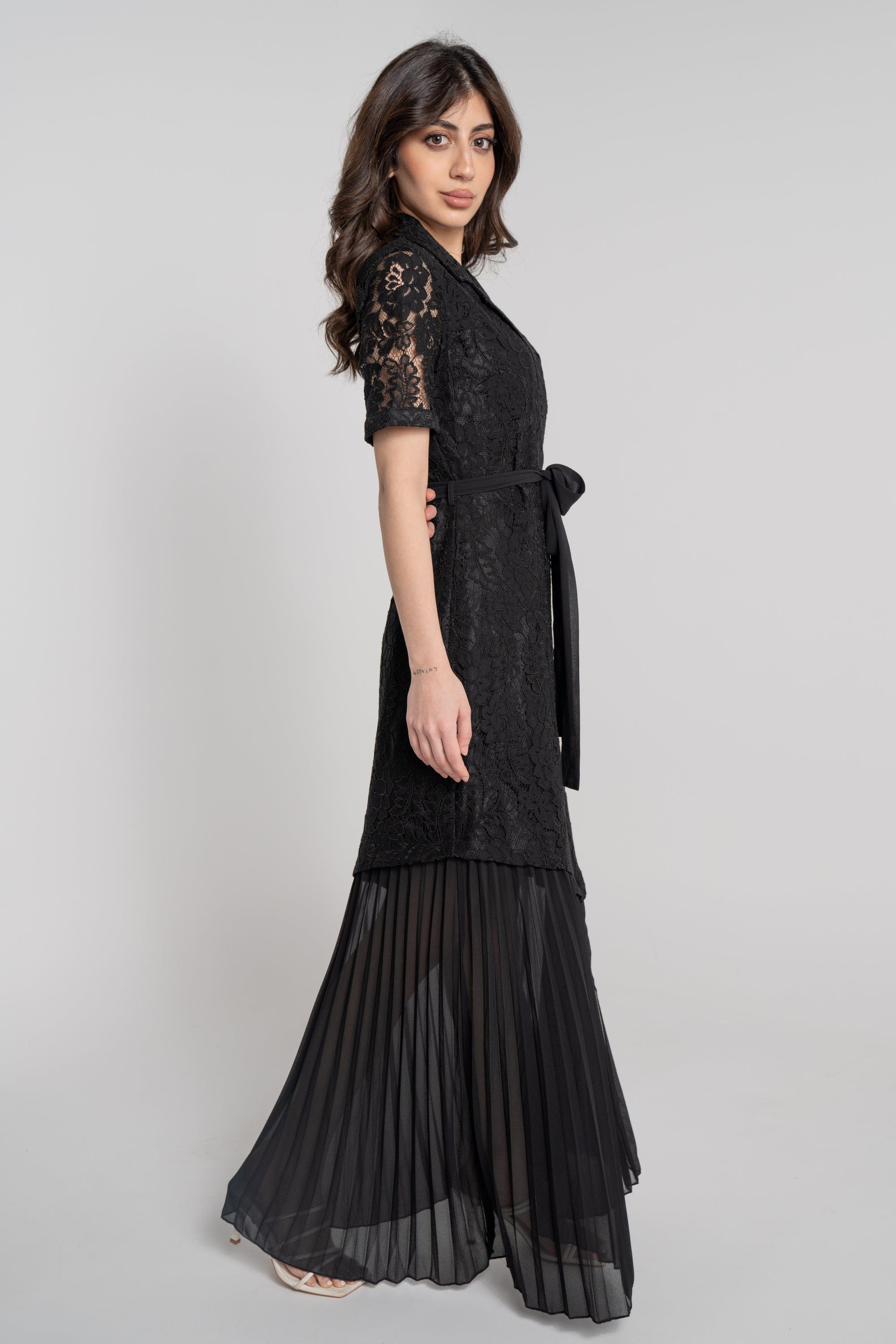 ميكا فستان طويل بأكمام قصيرة مزين بدانتيل ورباط خصر