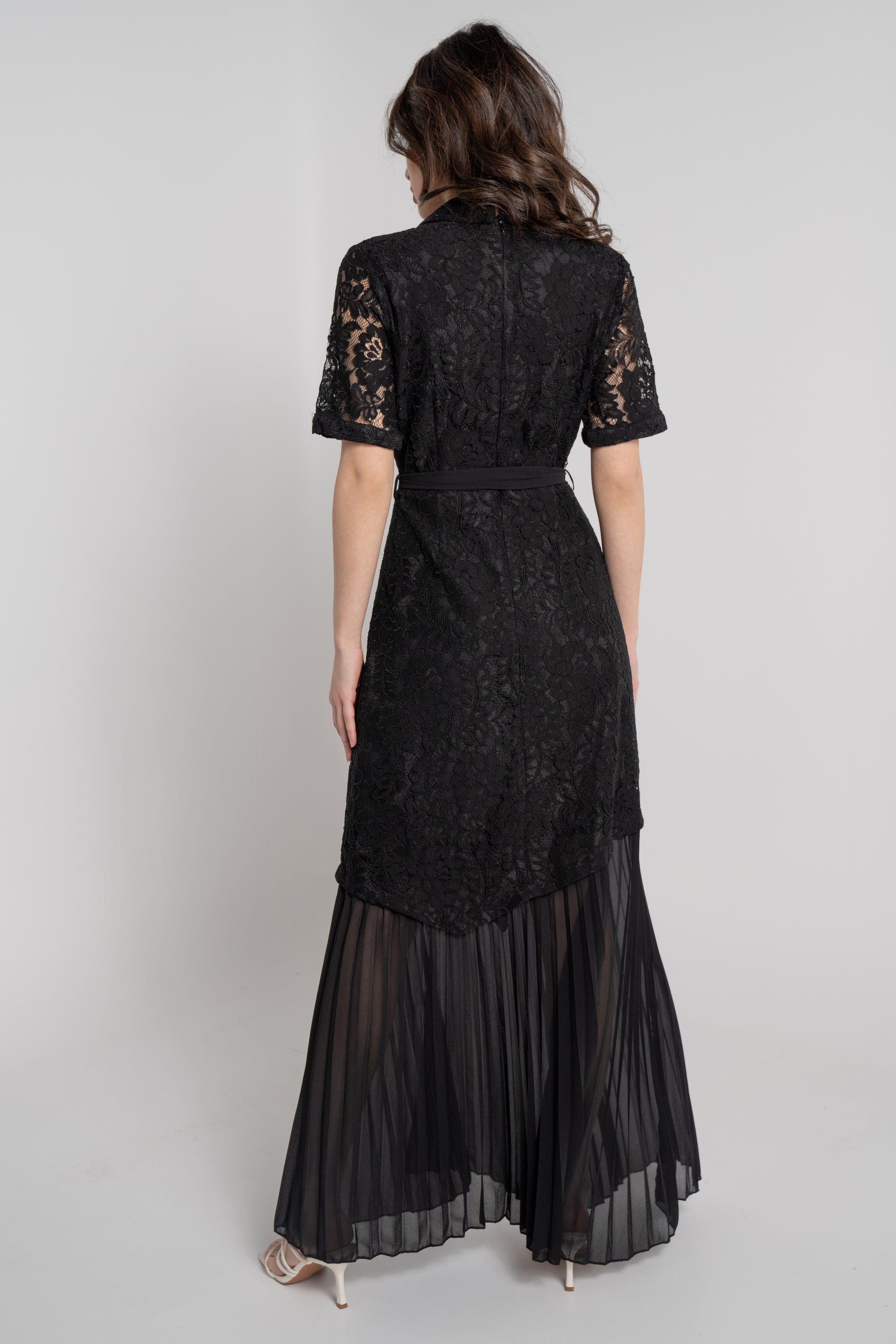 ميكا فستان طويل بأكمام قصيرة مزين بدانتيل ورباط خصر