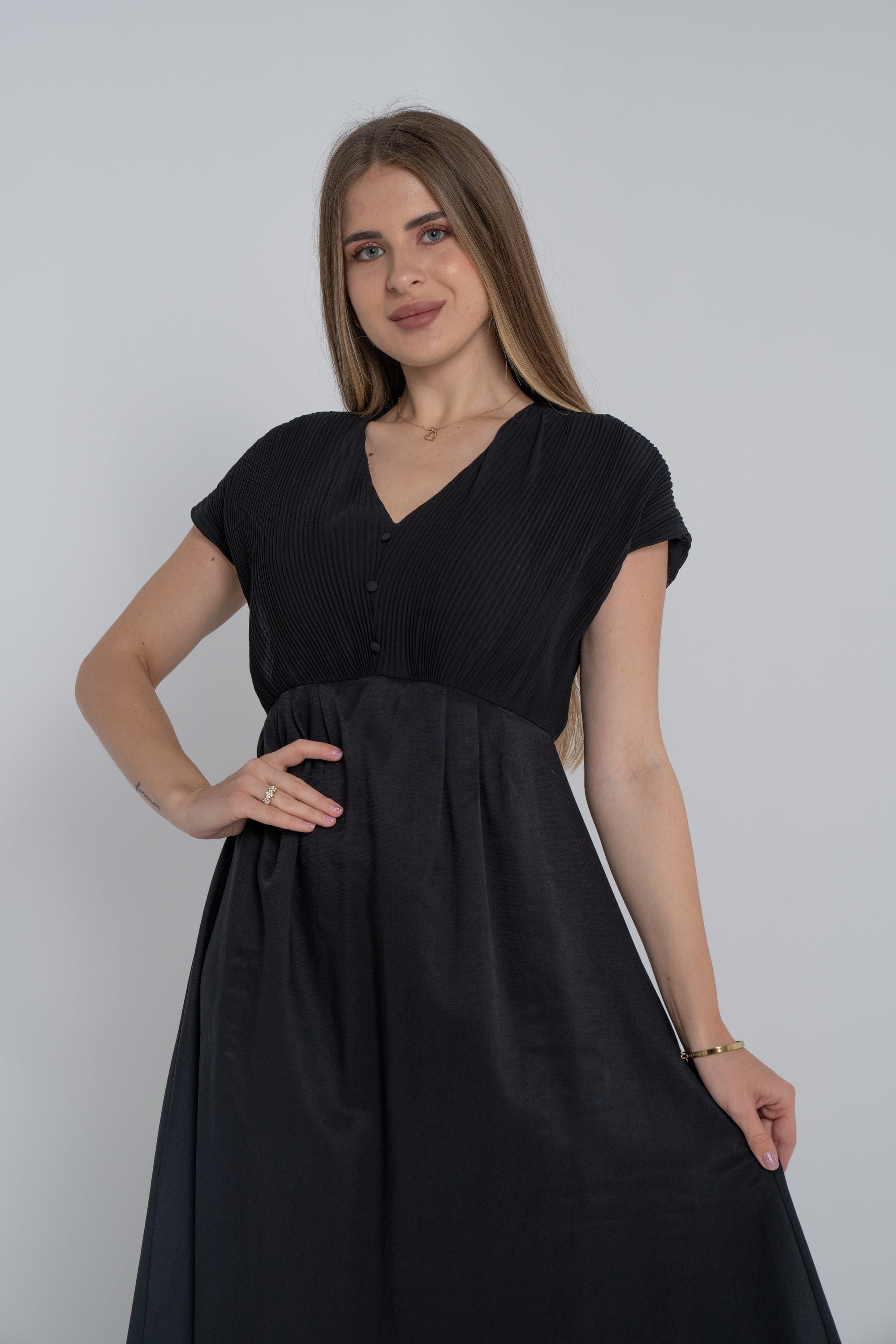 ميكا فستان ميدي بأكمام قصيرة سادة مزين بأزرار على الصدر