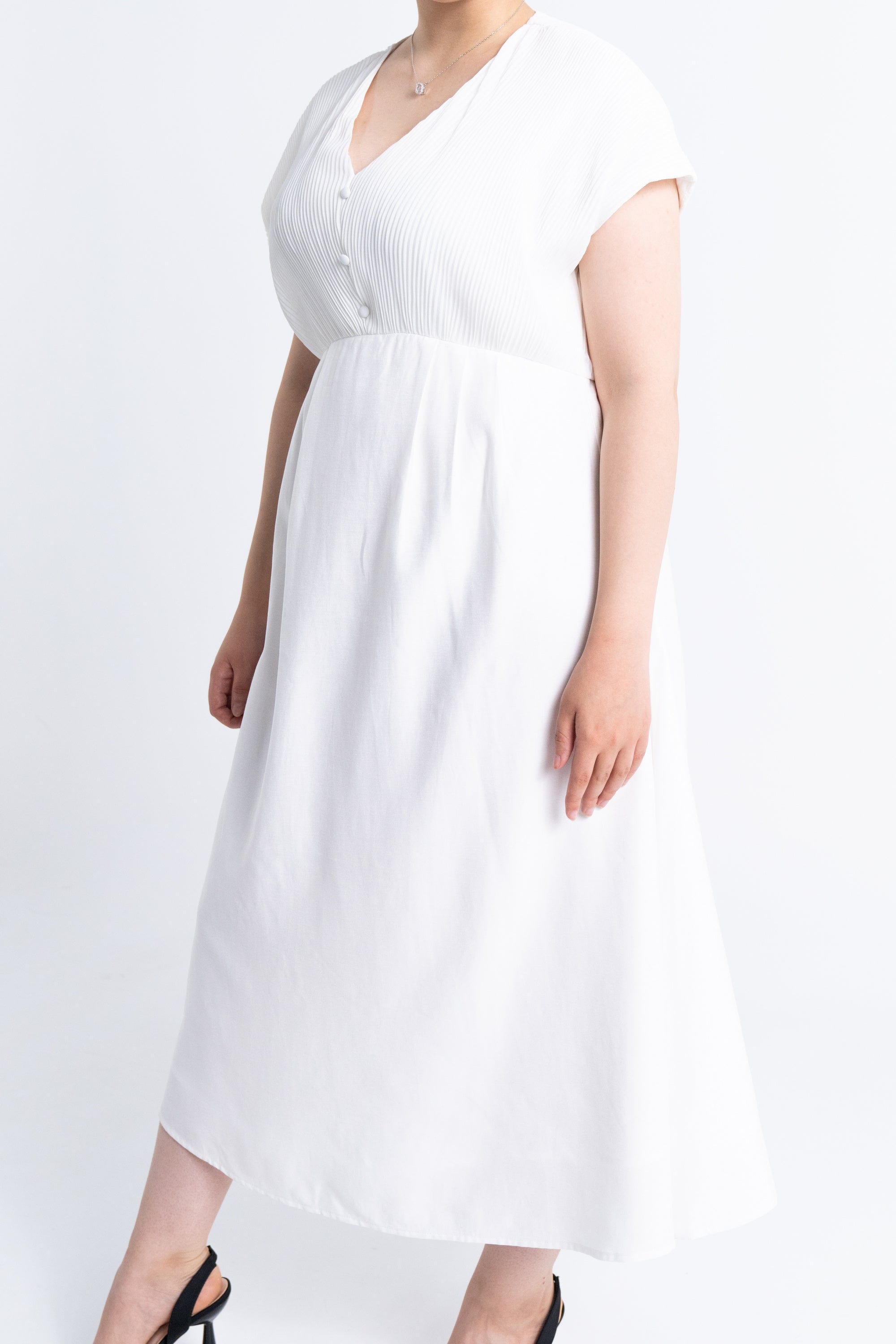 ميكا فستان ميدي بأكمام قصيرة سادة مزين بأزرار على الصدر