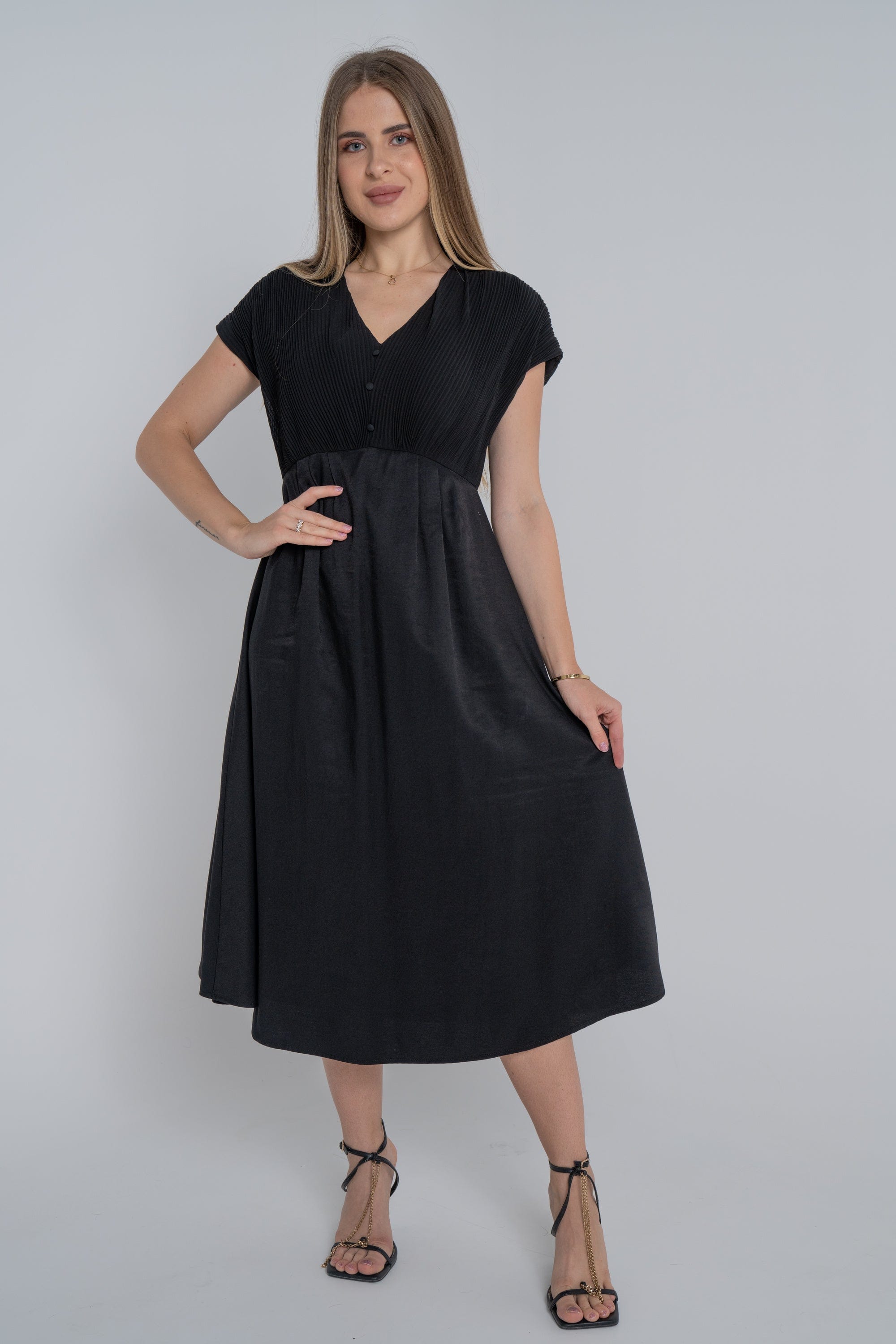 ميكا فستان ميدي بأكمام قصيرة سادة مزين بأزرار على الصدر