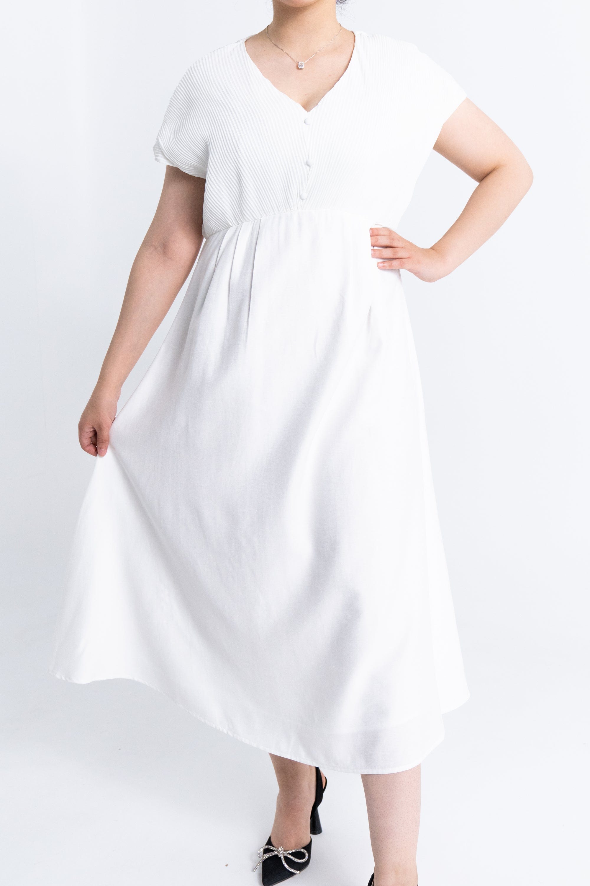 ميكا فستان ميدي بأكمام قصيرة سادة مزين بأزرار على الصدر