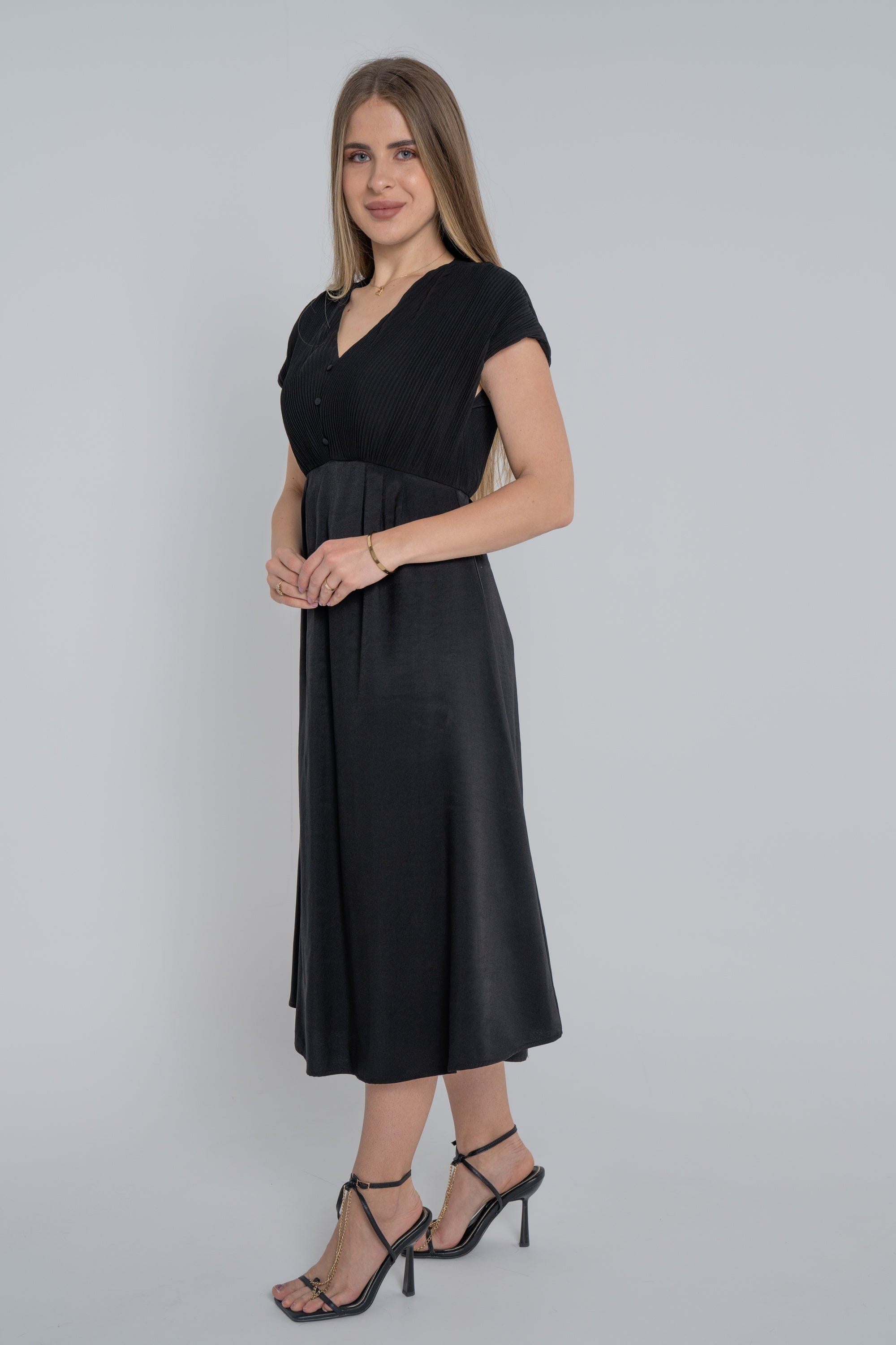 ميكا فستان ميدي بأكمام قصيرة سادة مزين بأزرار على الصدر