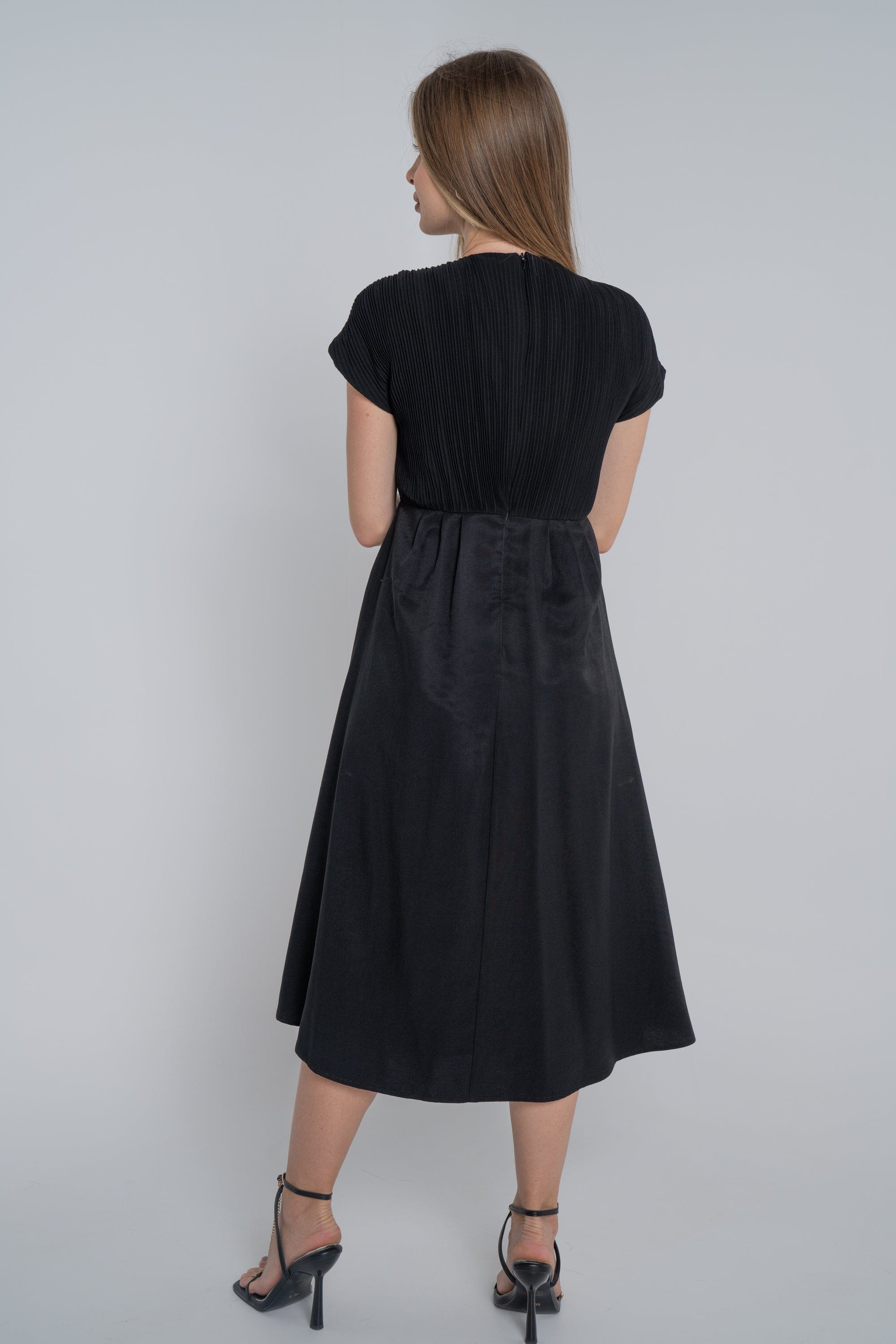 ميكا فستان ميدي بأكمام قصيرة سادة مزين بأزرار على الصدر