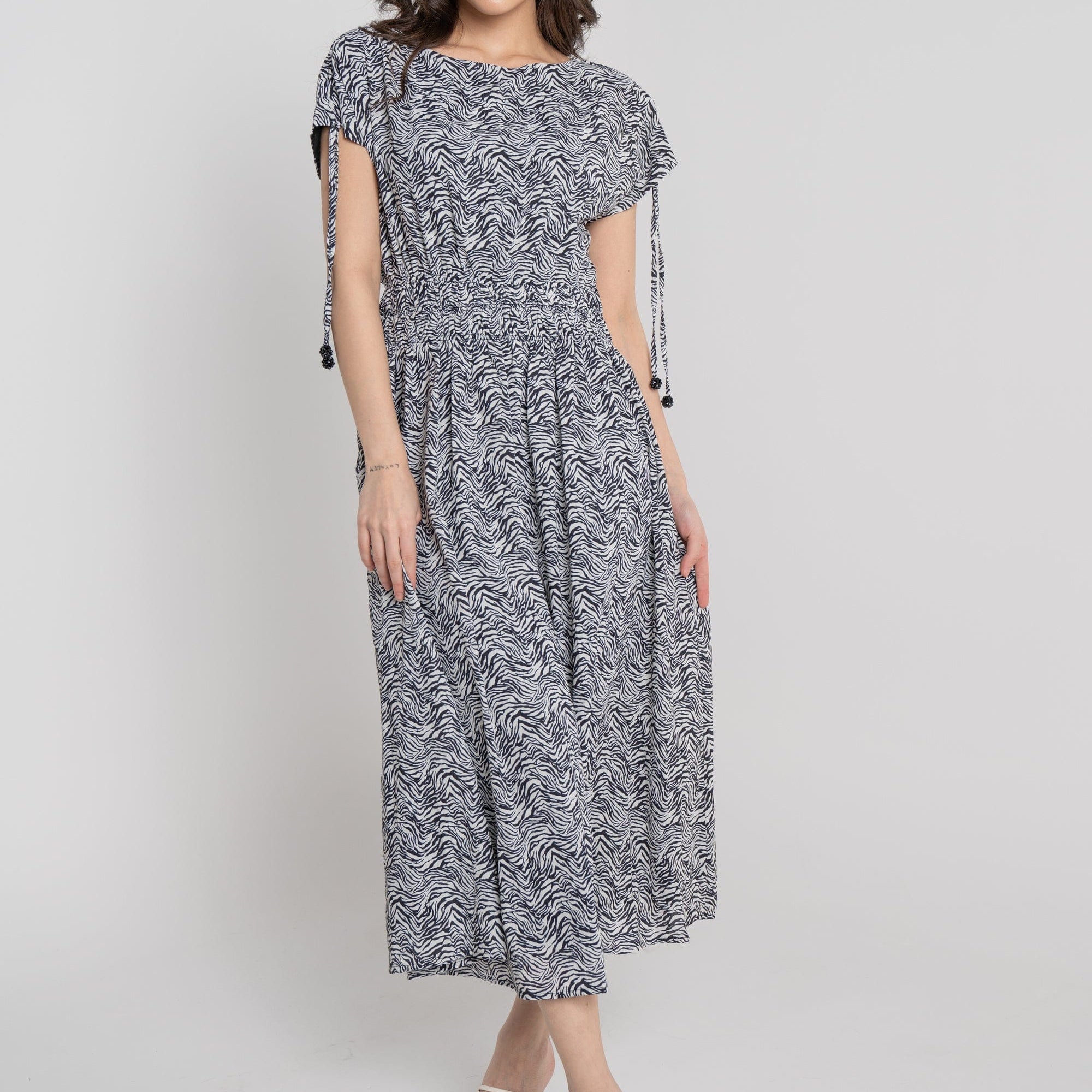 ميكا فستان ميدي بدون أكمام بنمط مشبح بياقة دائرية أوف وايت