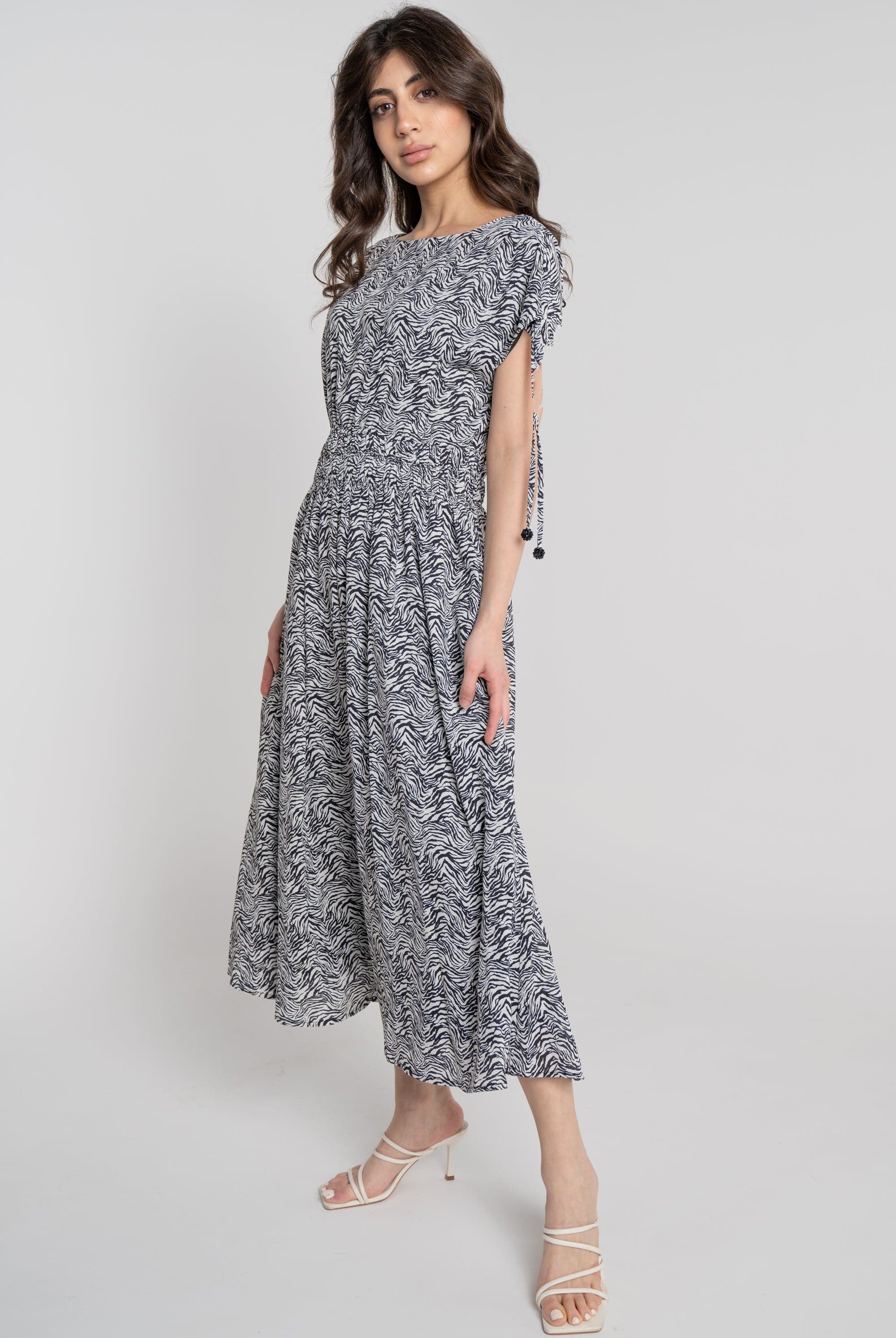 ميكا فستان ميدي بدون أكمام بنمط مشبح بياقة دائرية أوف وايت