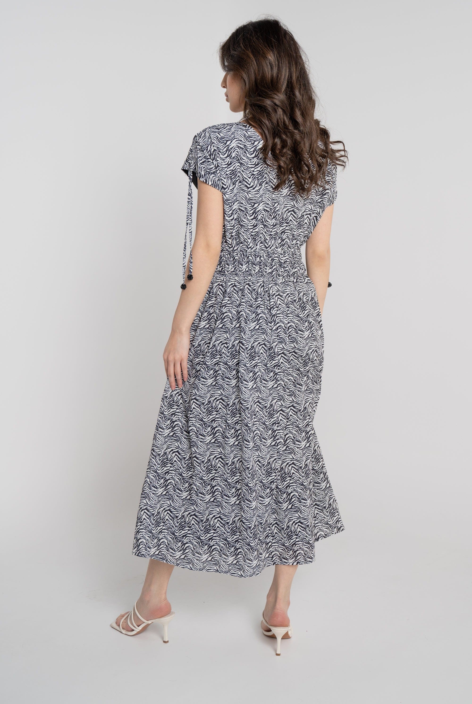 ميكا فستان ميدي بدون أكمام بنمط مشبح بياقة دائرية أوف وايت