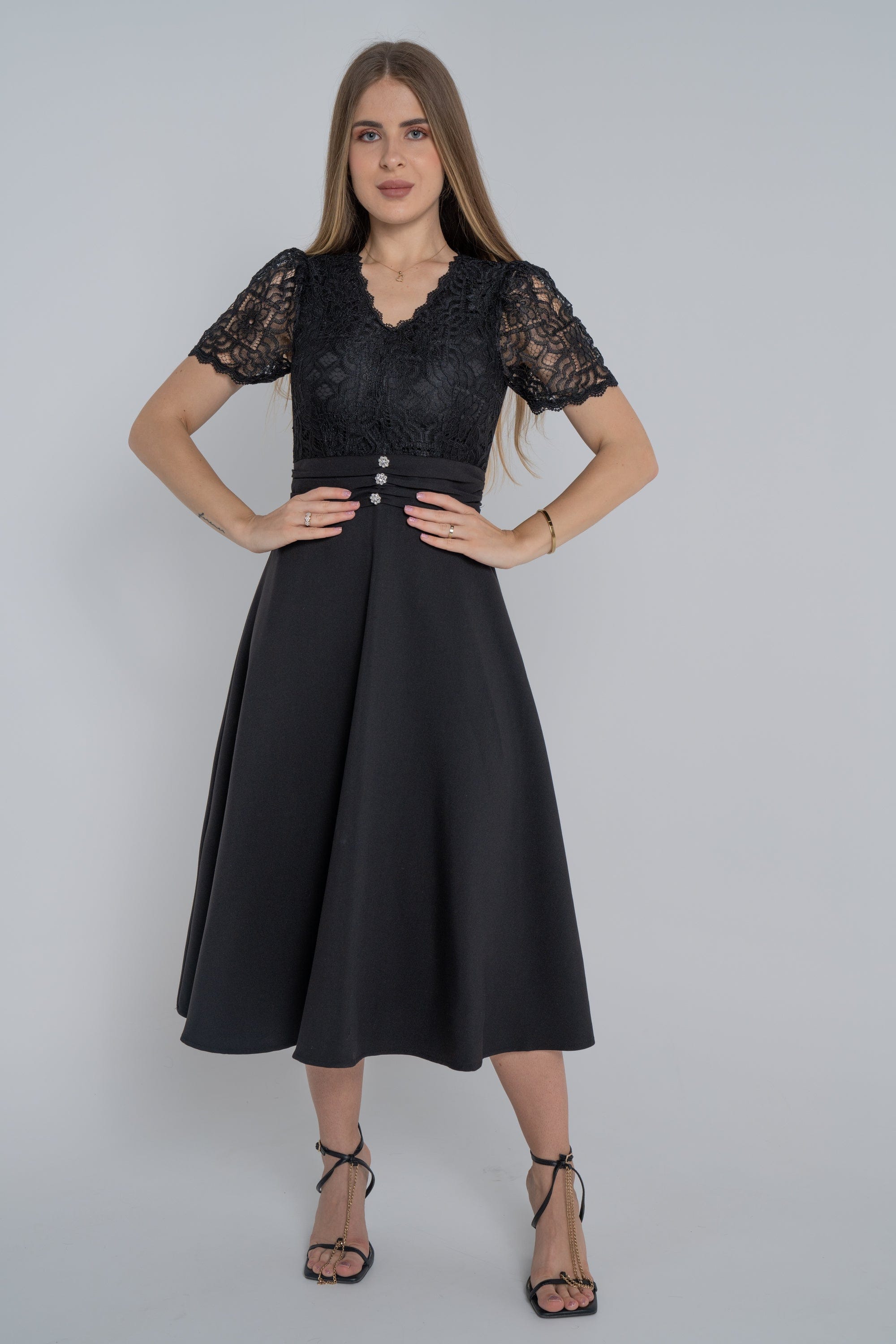 ميكا فستان ميدي بأكمام قصيرة مزينة بدانتيل بفتحة صدر V