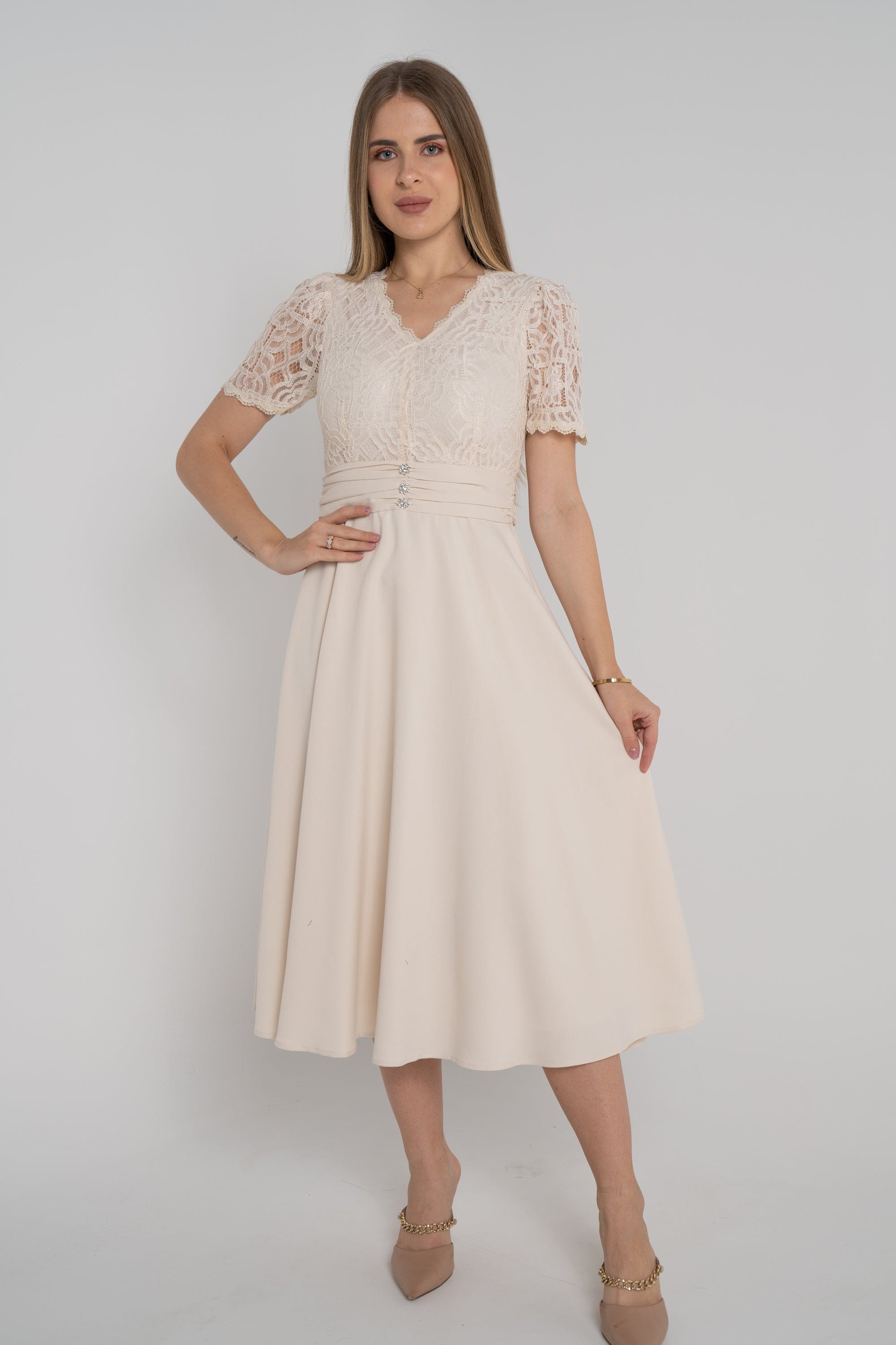 ميكا فستان ميدي بأكمام قصيرة مزينة بدانتيل بفتحة صدر V