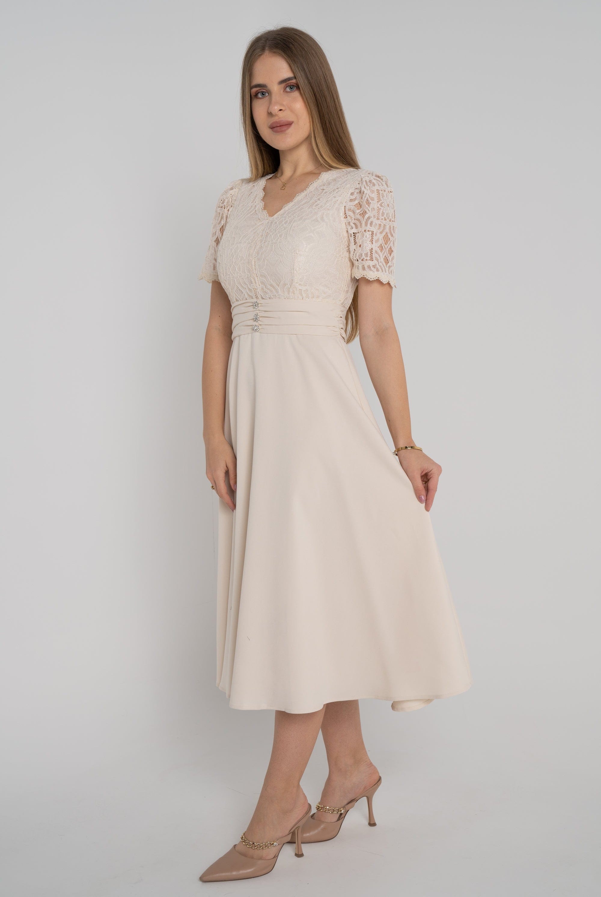 ميكا فستان ميدي بأكمام قصيرة مزينة بدانتيل بفتحة صدر V