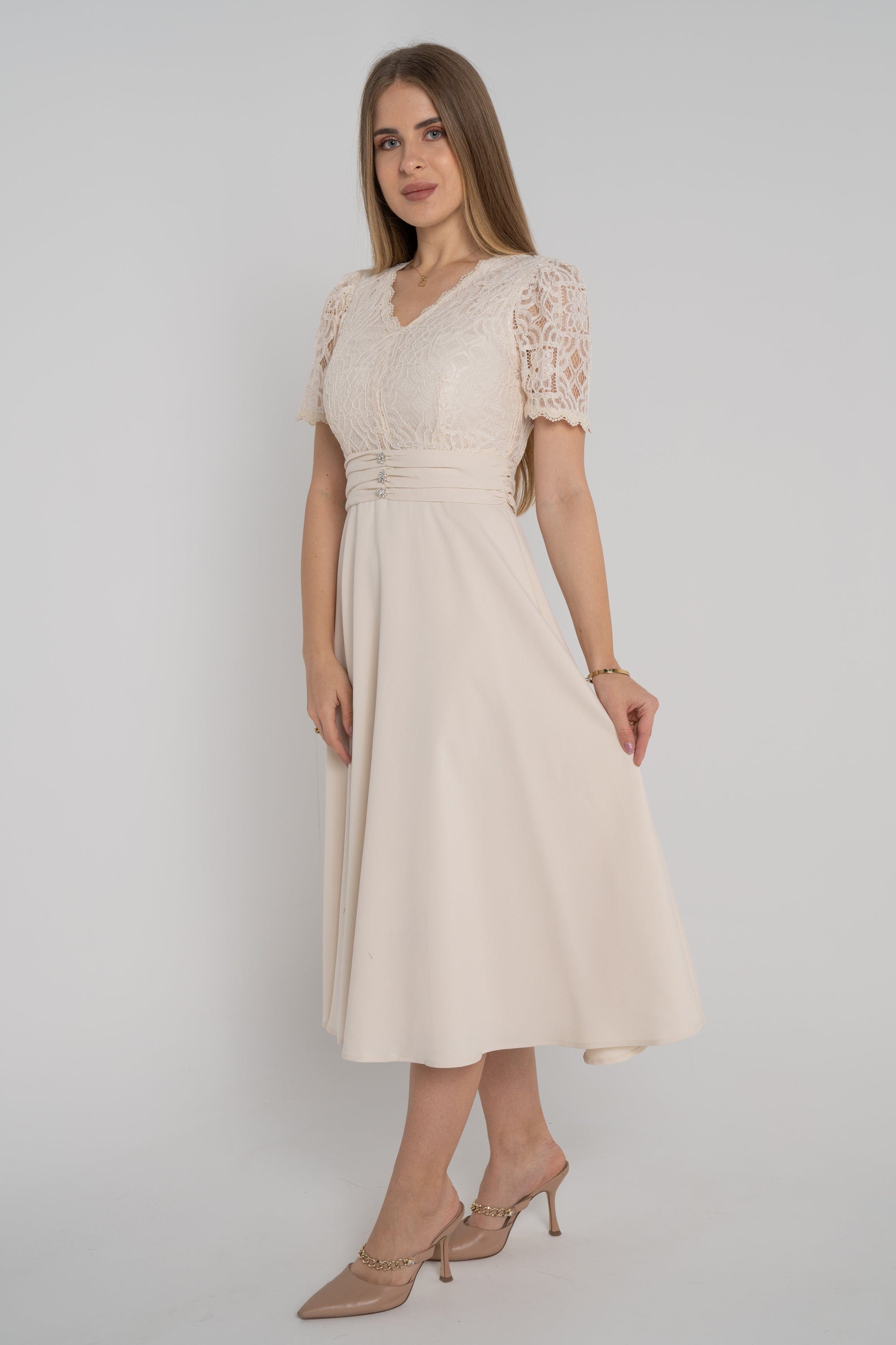 ميكا فستان ميدي بأكمام قصيرة مزينة بدانتيل بفتحة صدر V