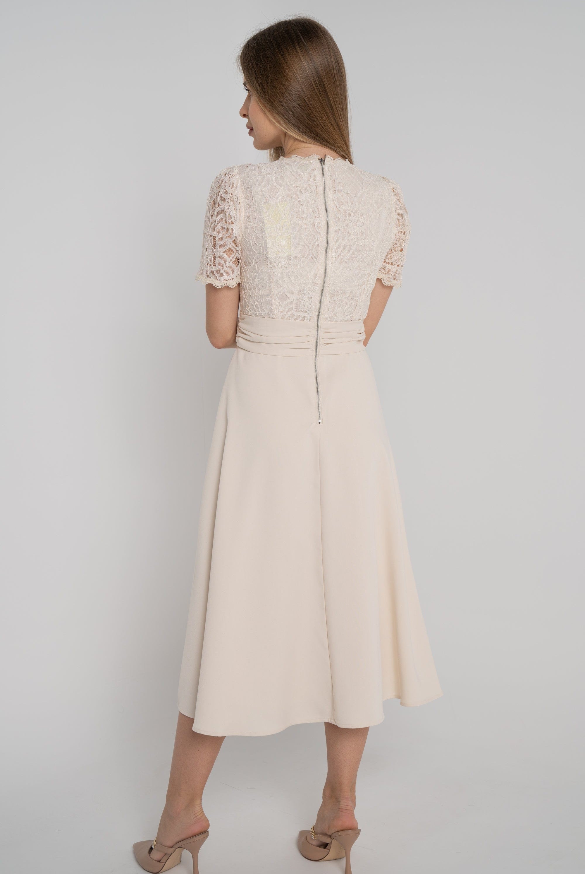 ميكا فستان ميدي بأكمام قصيرة مزينة بدانتيل بفتحة صدر V