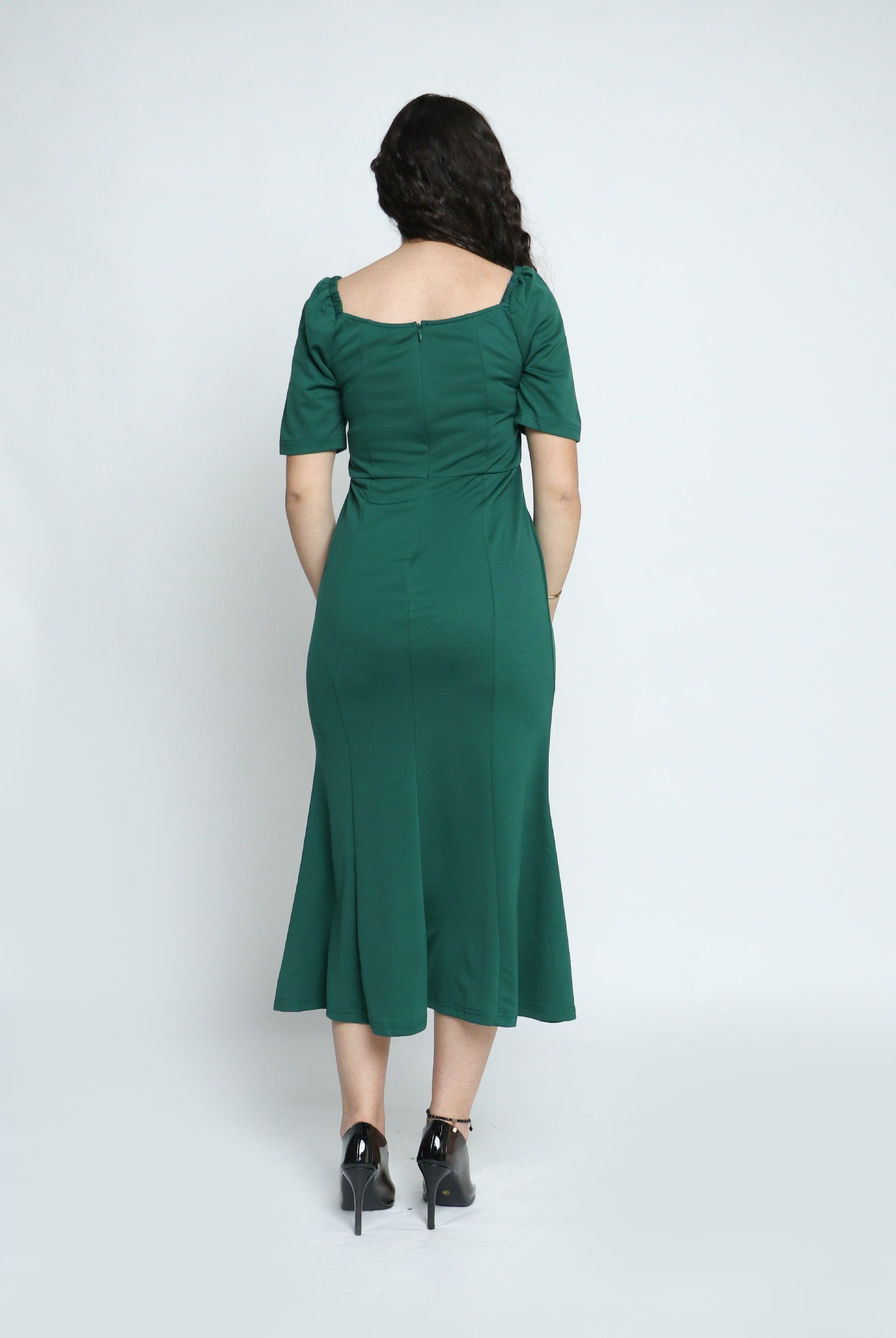 ميكا فستان ميدي مزموم بأزرار على الصدر ببكم قصير