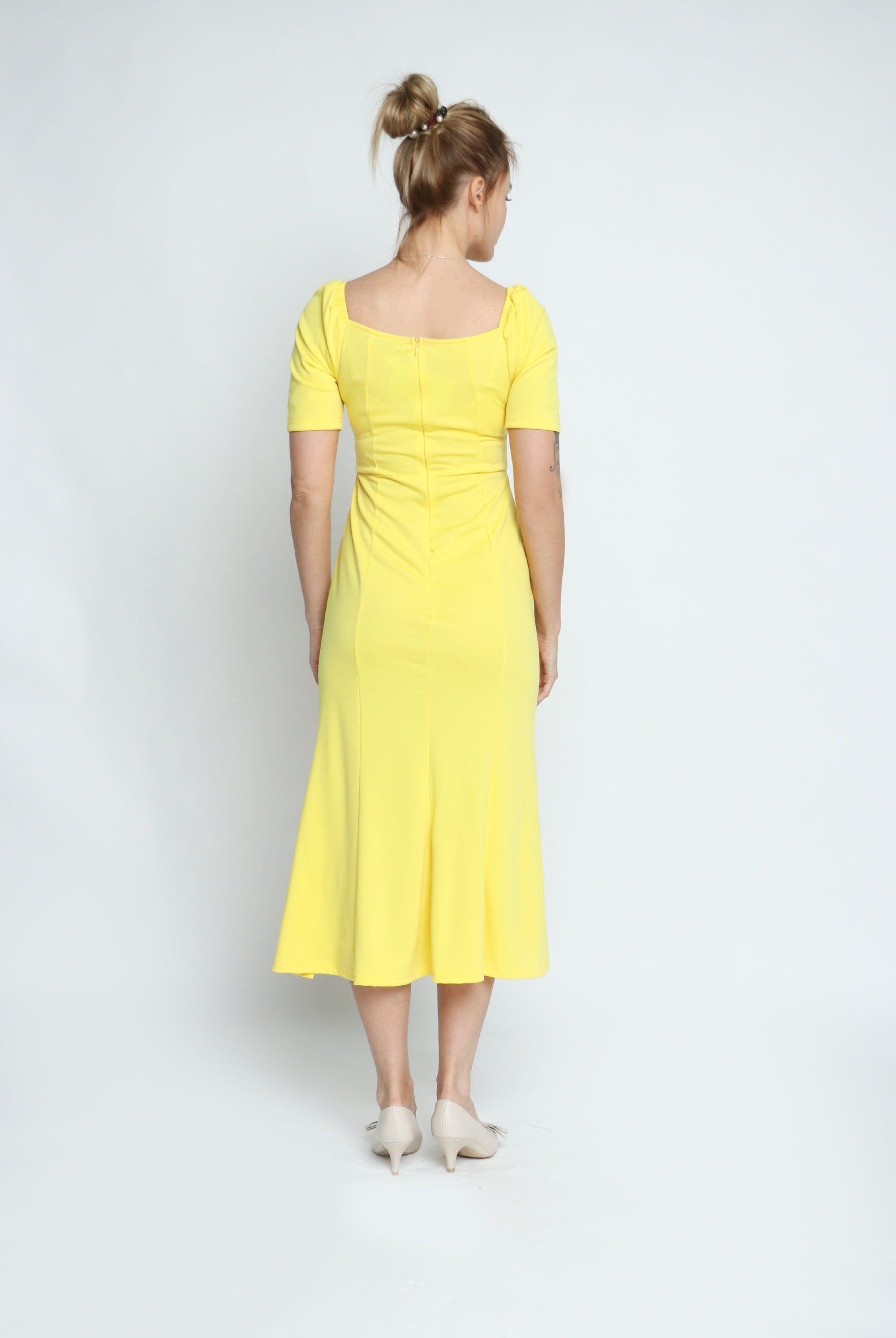 ميكا فستان ميدي مزموم بأزرار على الصدر ببكم قصير