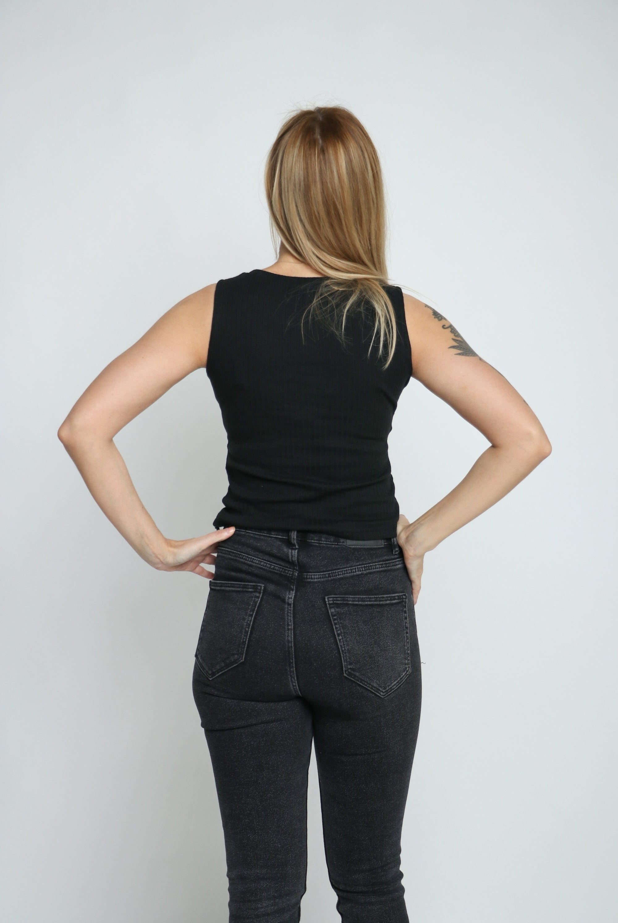 ميكا بلوزة سادة كت قصيرة برقبة دائرية نسائي