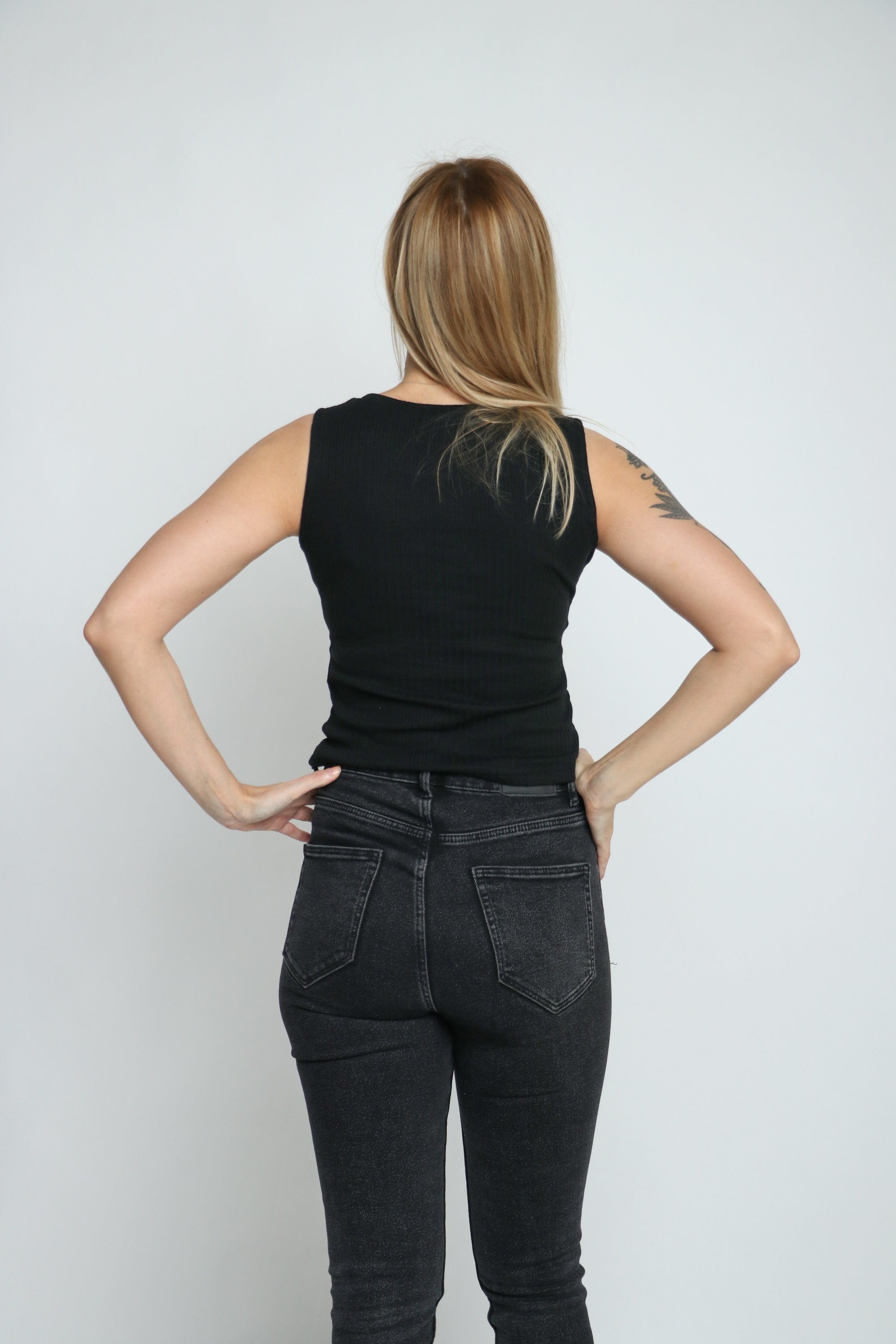 ميكا بلوزة سادة كت قصيرة برقبة دائرية نسائي