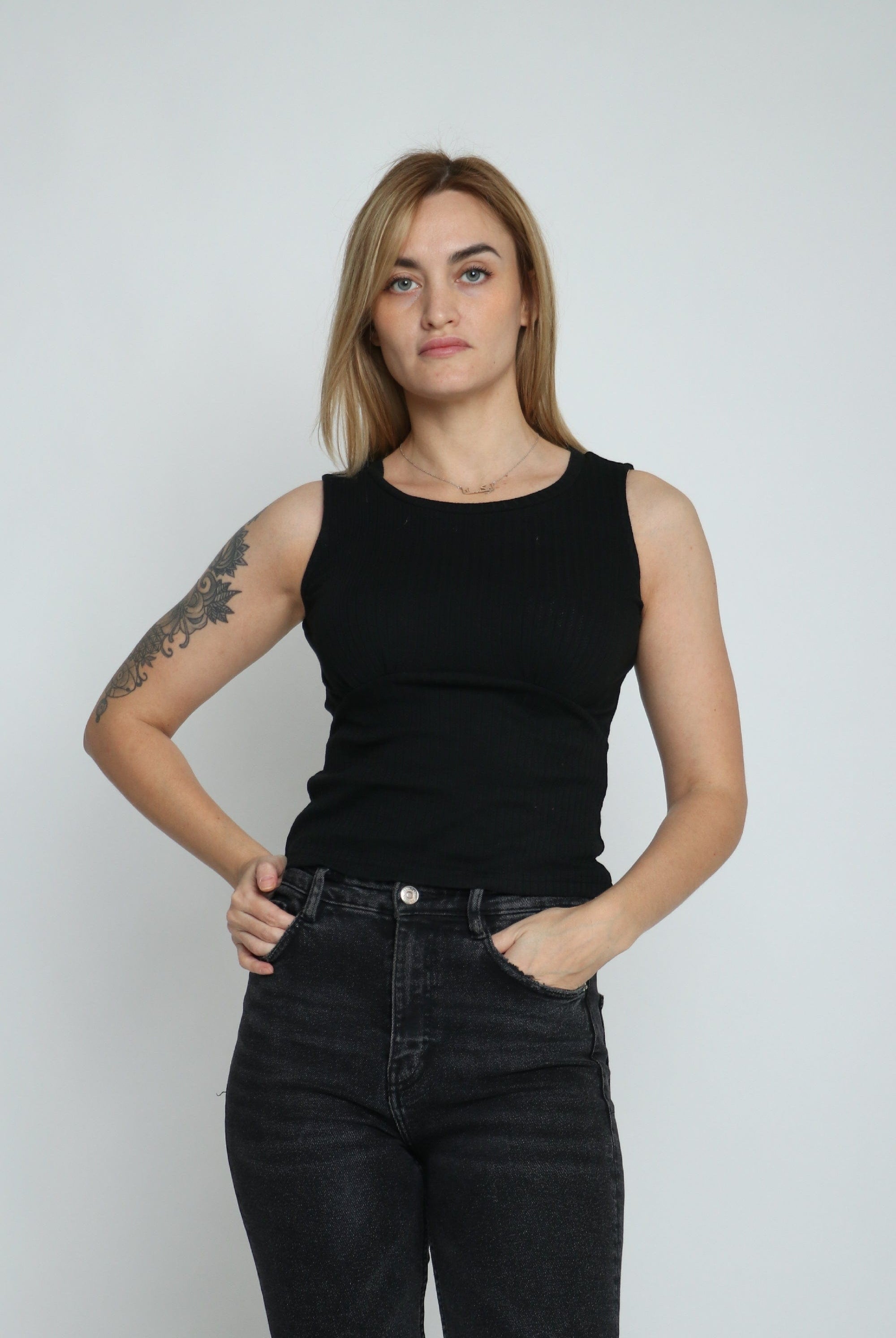 ميكا بلوزة سادة كت قصيرة برقبة دائرية نسائي