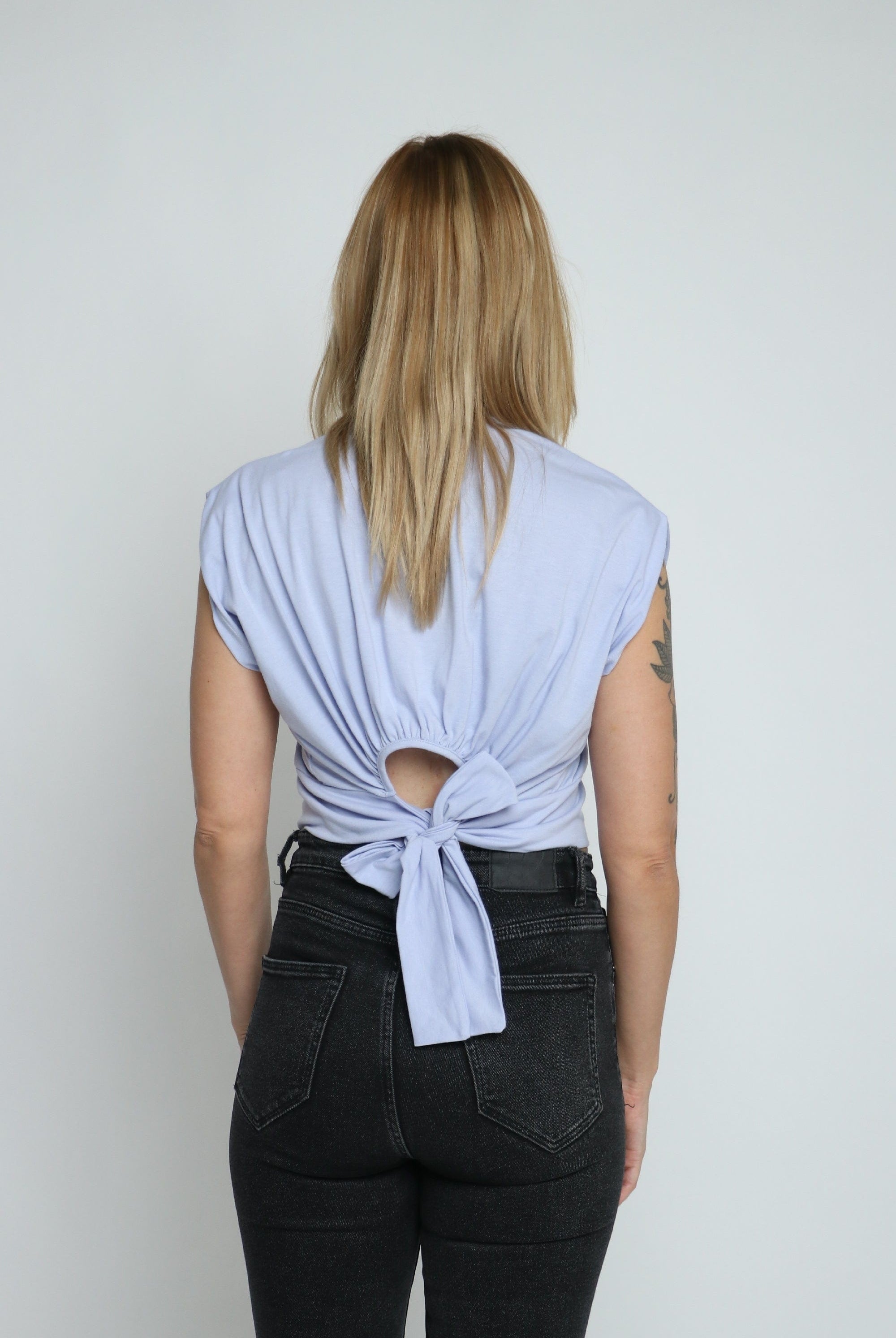 ميكا بلوزة سادة قصيرة مخصرة واسعة كم قصير نسائي