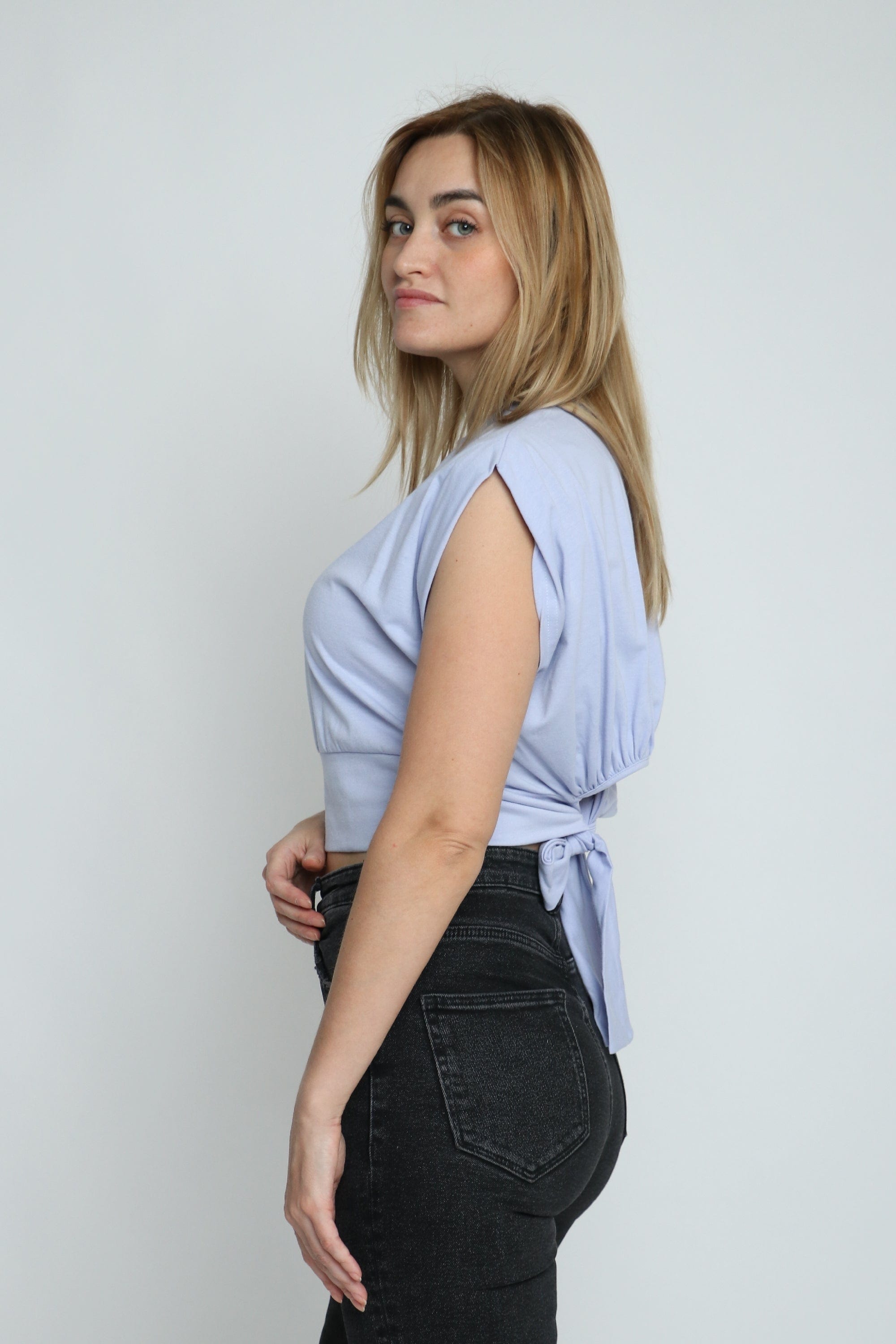 ميكا بلوزة سادة قصيرة مخصرة واسعة كم قصير نسائي