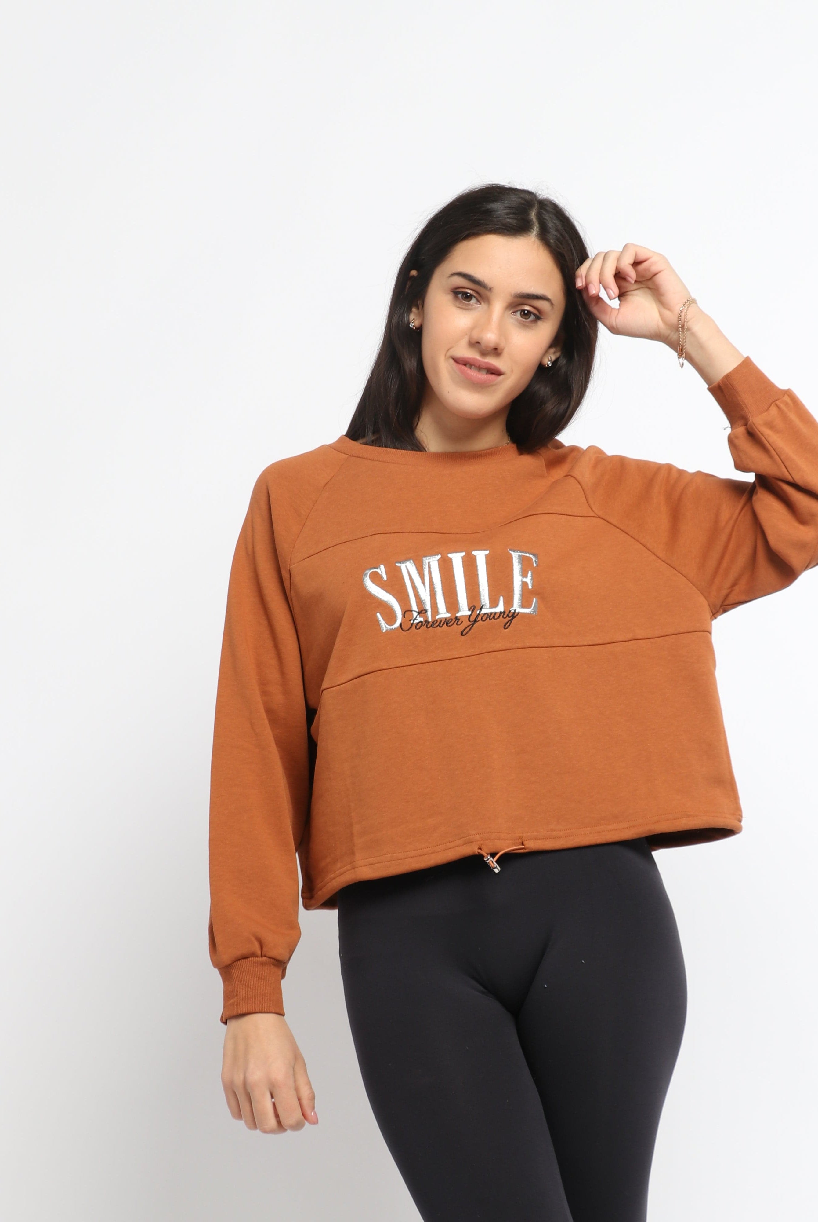 ميكا بلوزة قصييرة بأكمام طويلة بطبعة على الصدر