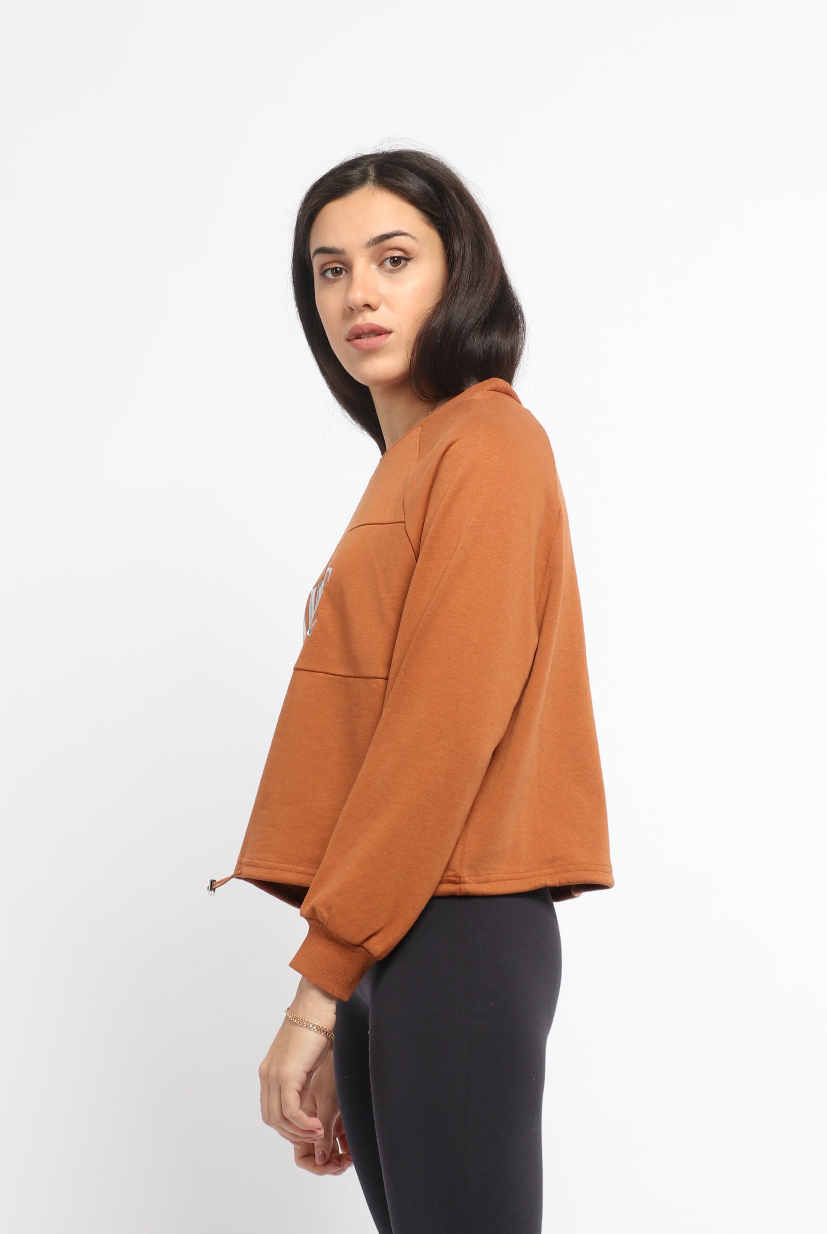 ميكا بلوزة قصييرة بأكمام طويلة بطبعة على الصدر