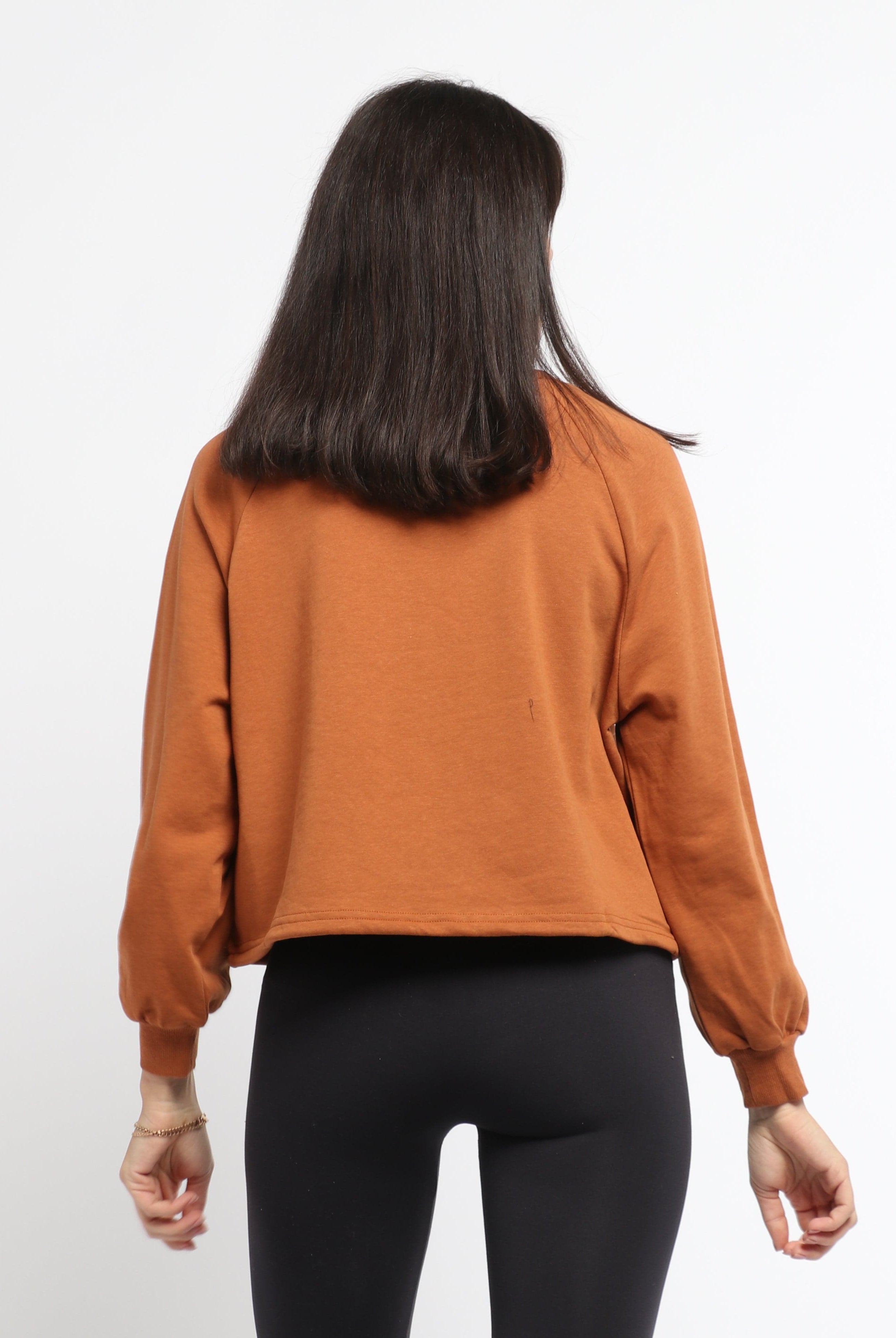 ميكا بلوزة قصييرة بأكمام طويلة بطبعة على الصدر