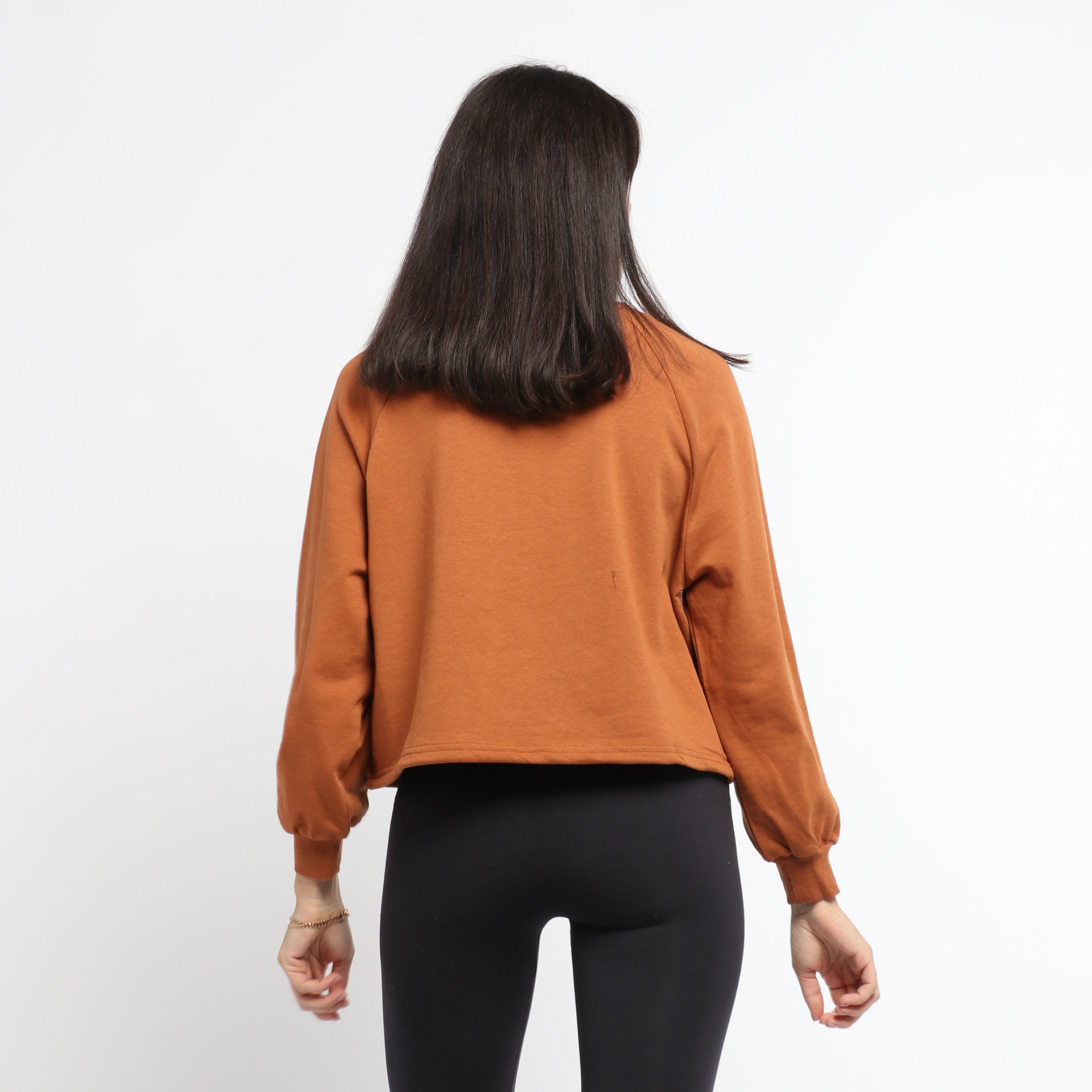 ميكا بلوزة قصييرة بأكمام طويلة بطبعة على الصدر