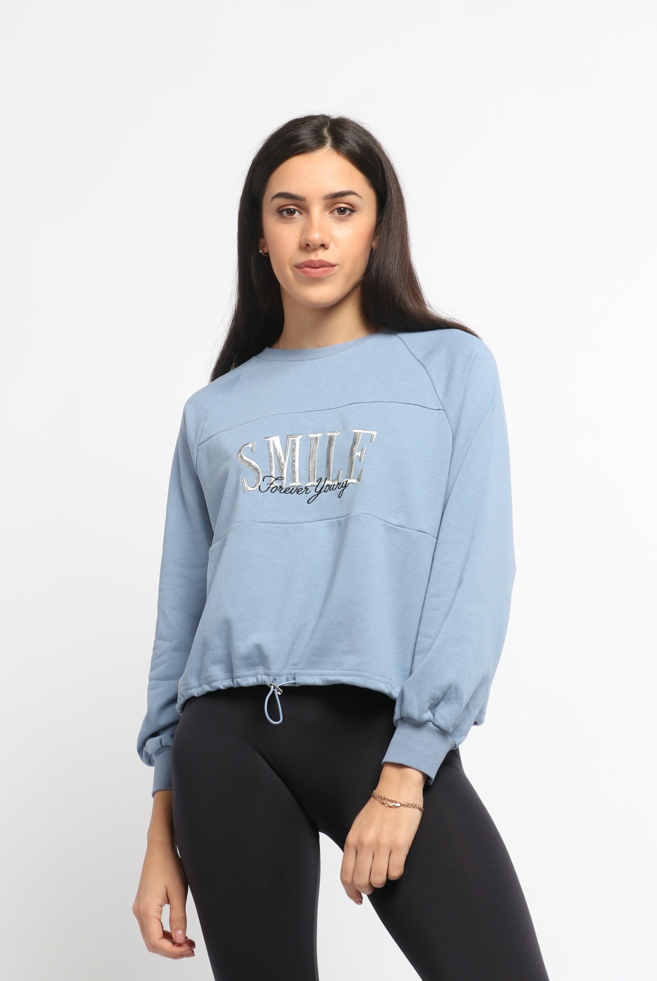 ميكا بلوزة قصييرة بأكمام طويلة بطبعة على الصدر