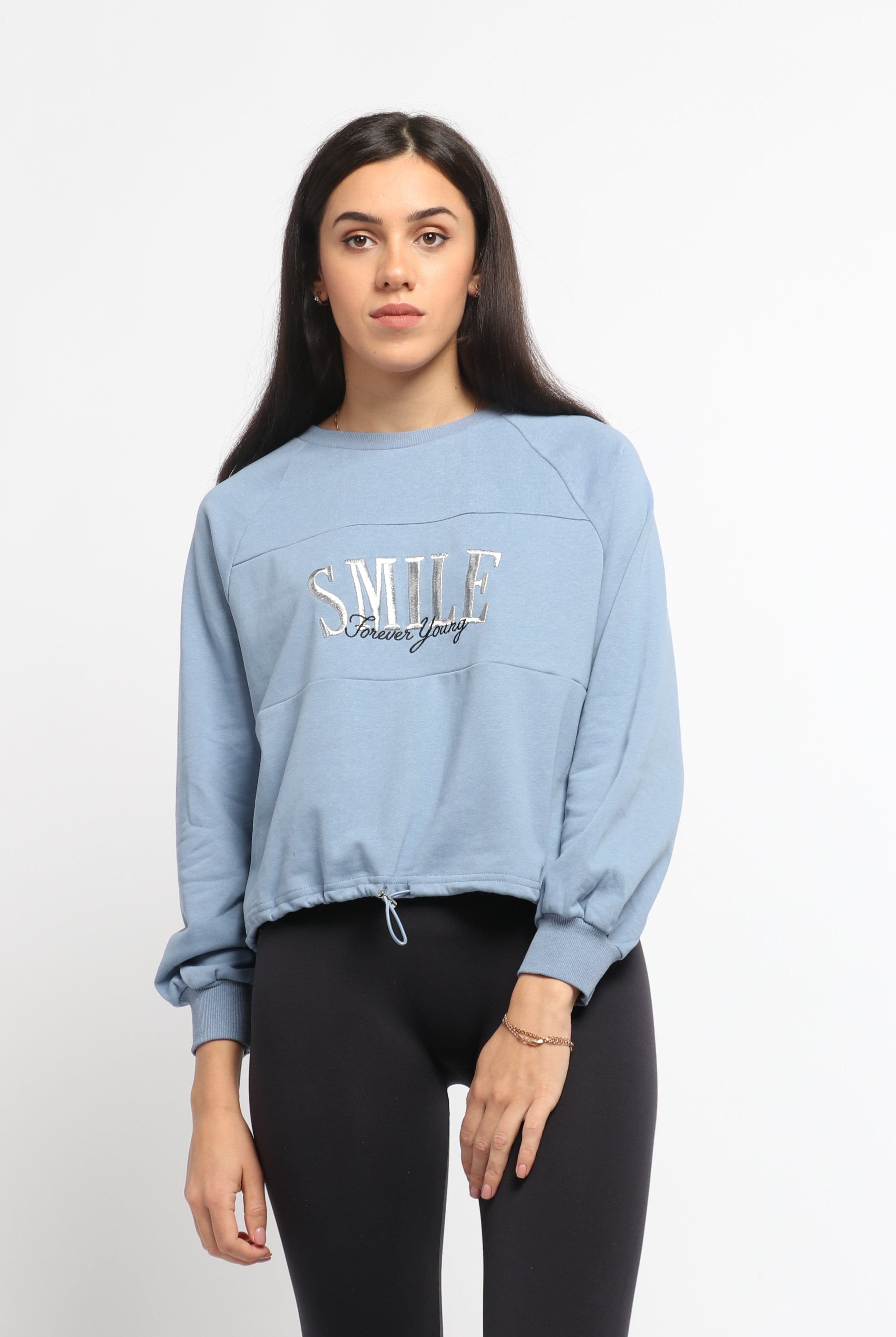 ميكا بلوزة قصييرة بأكمام طويلة بطبعة على الصدر