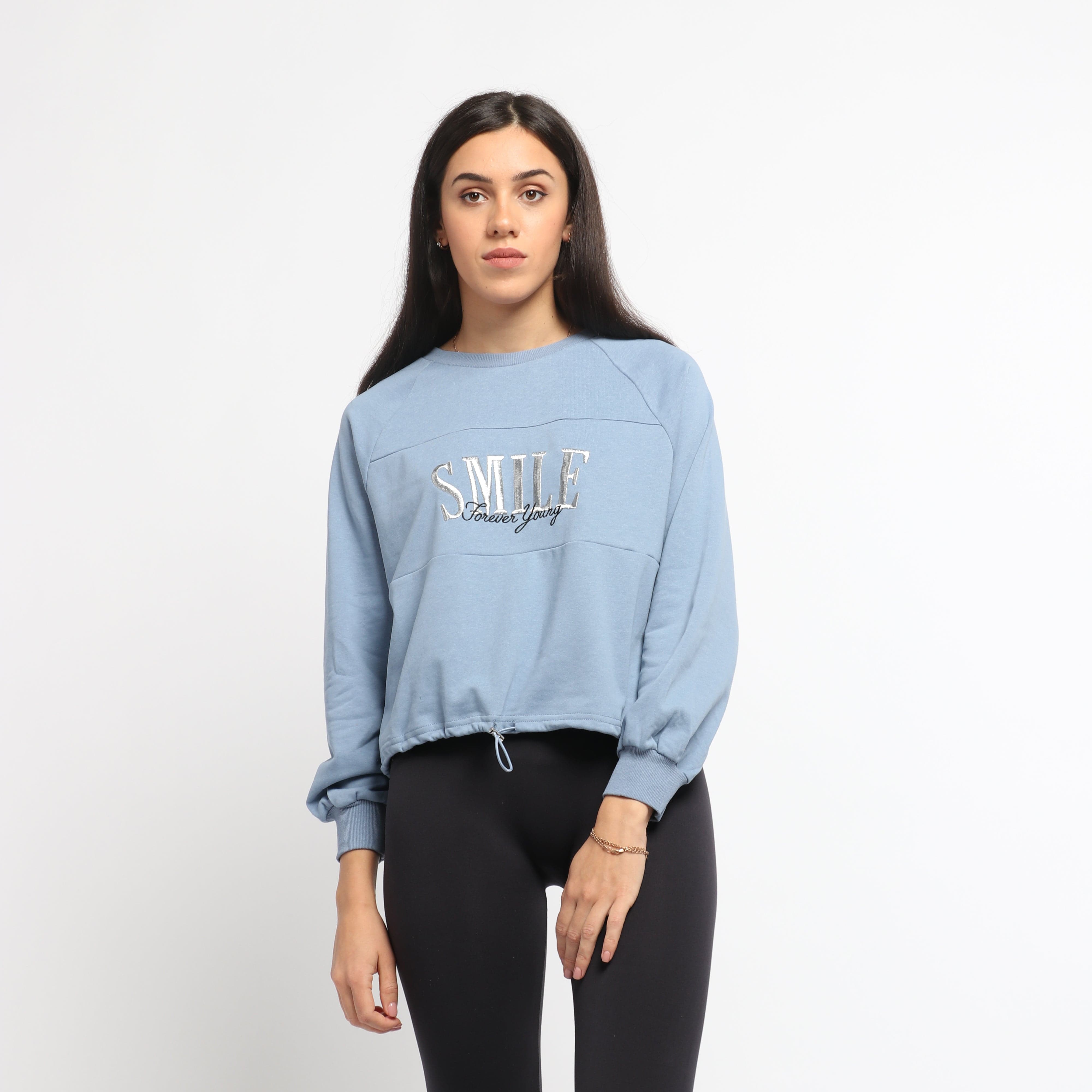 ميكا بلوزة قصييرة بأكمام طويلة بطبعة على الصدر