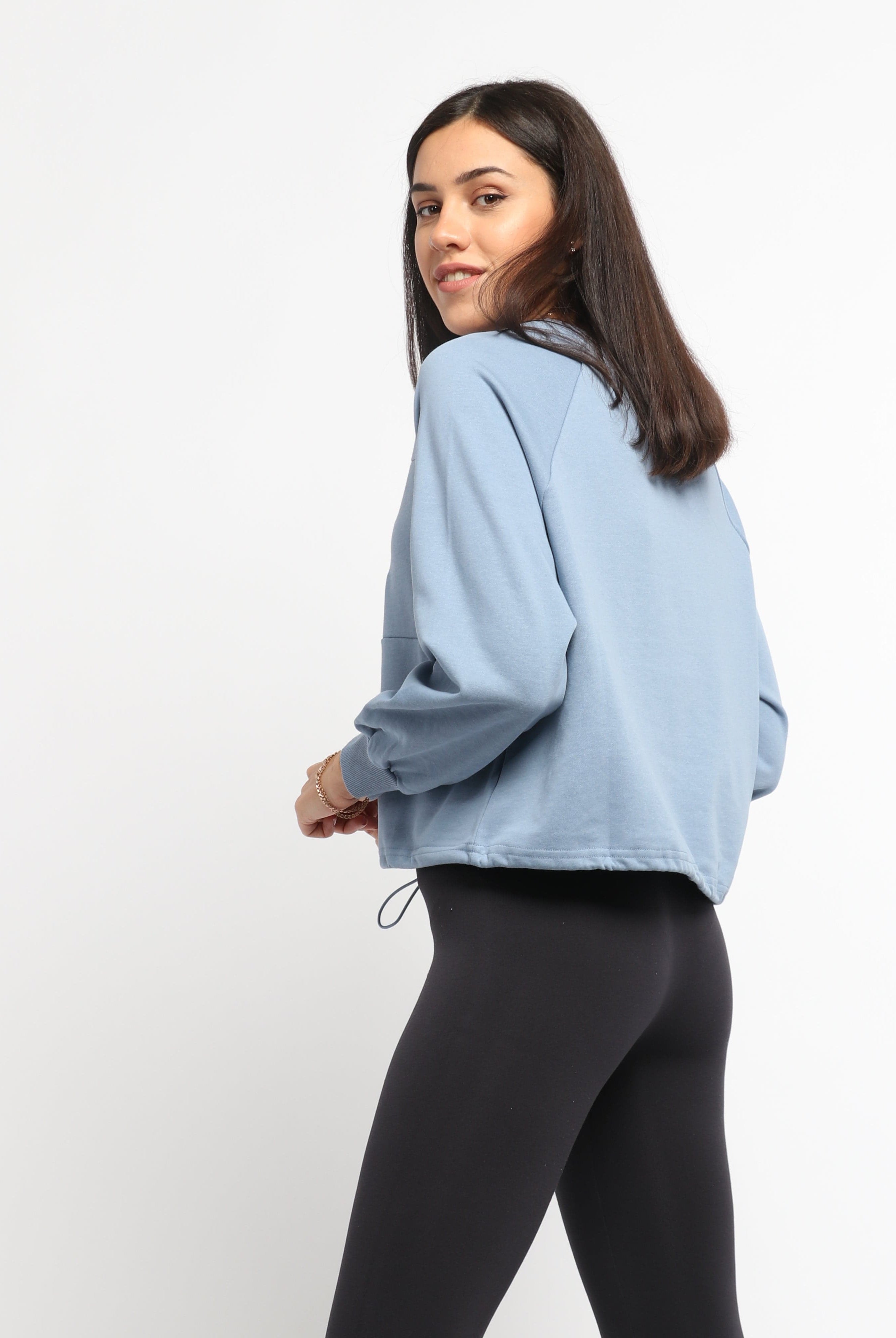 ميكا بلوزة قصييرة بأكمام طويلة بطبعة على الصدر