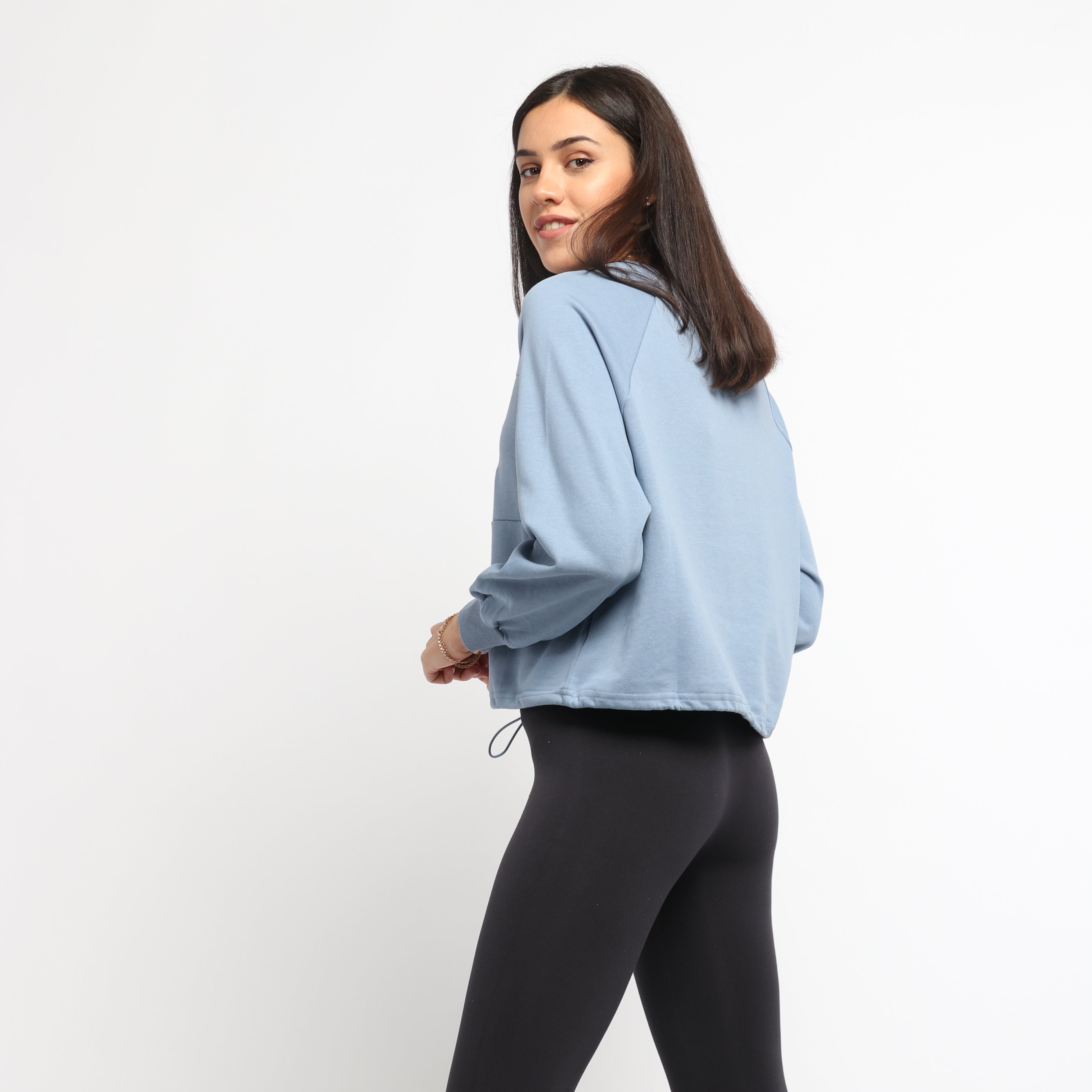 ميكا بلوزة قصييرة بأكمام طويلة بطبعة على الصدر