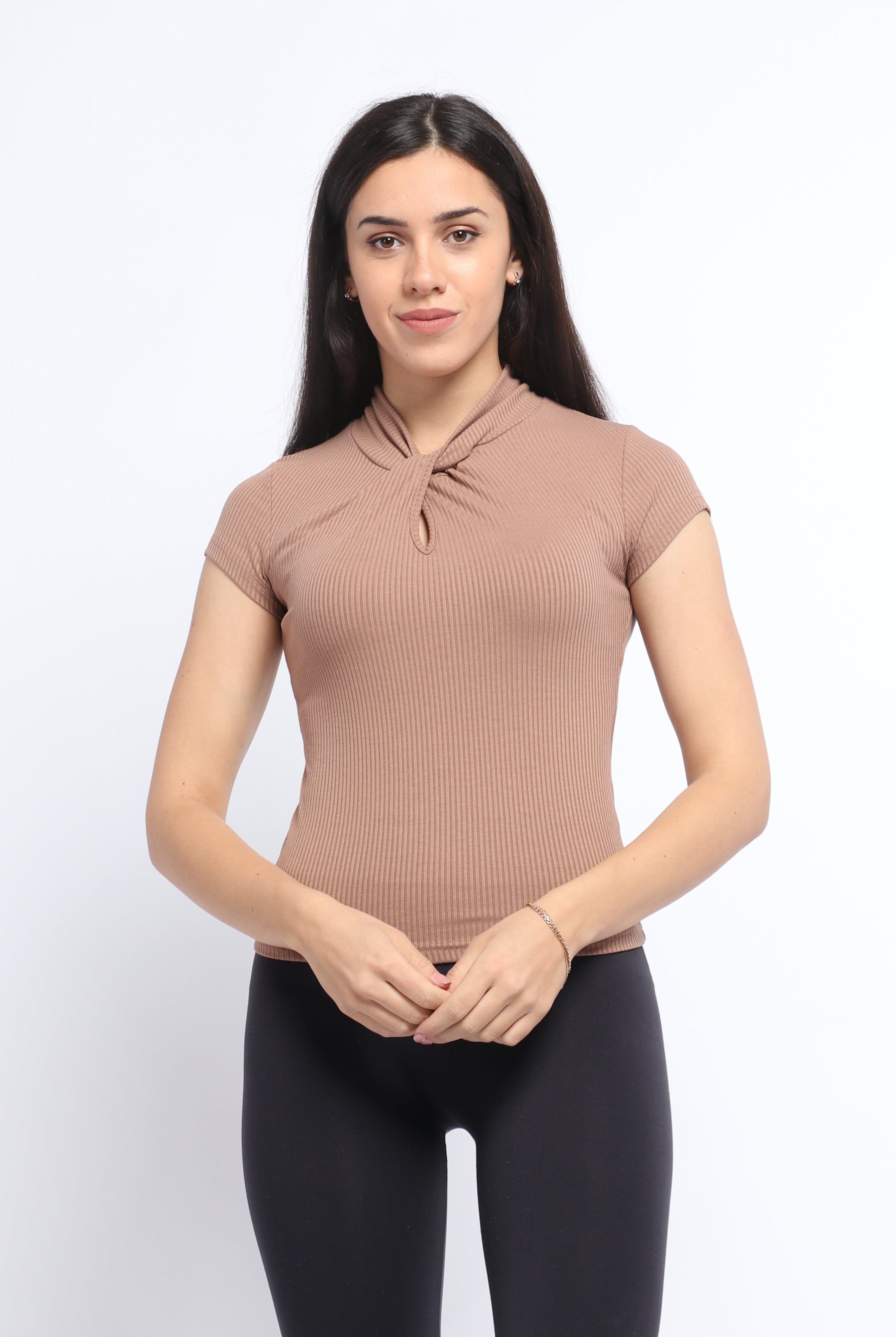 ميكا بلوزة بأكمام قصيرة مضلعة مفتوح من الصدر