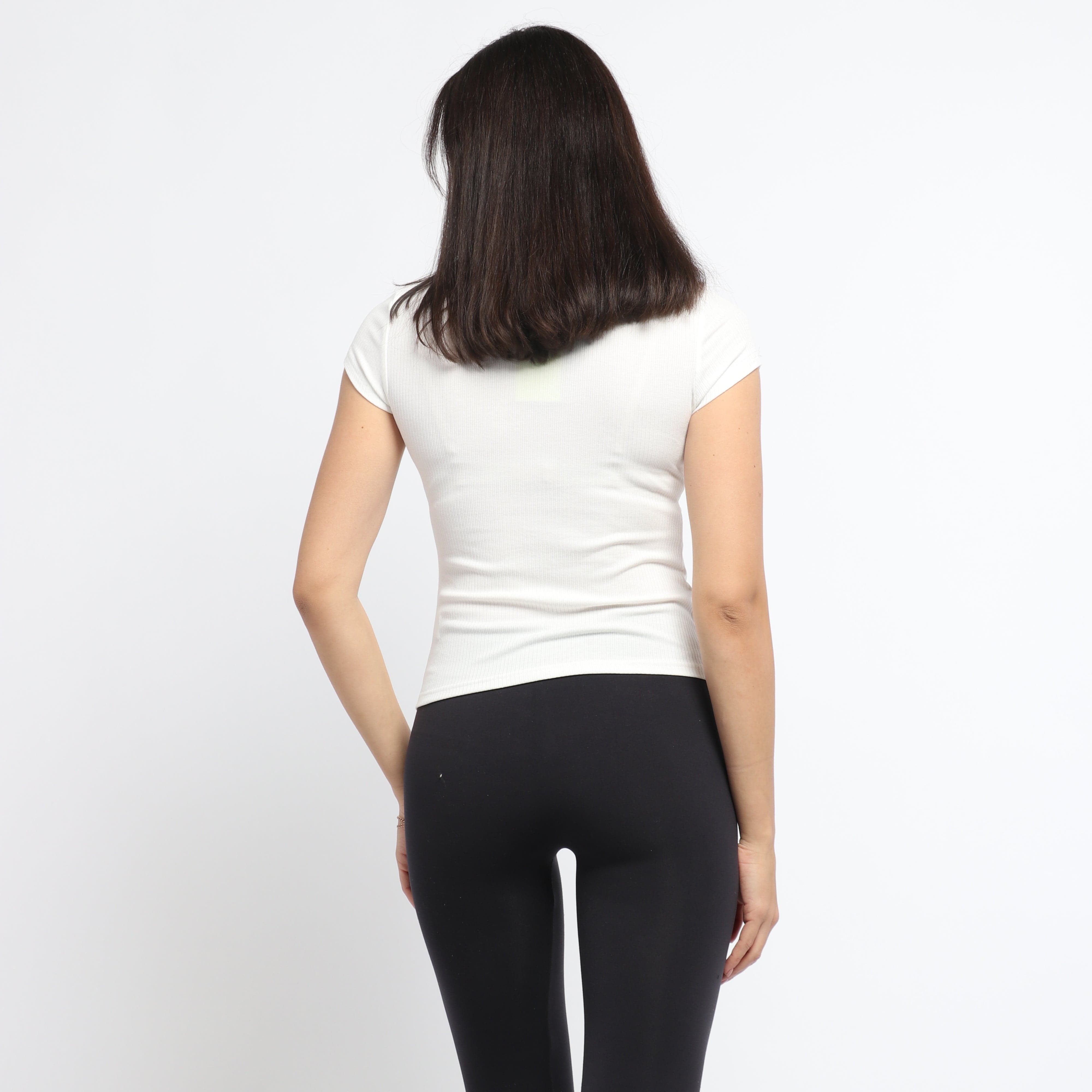 ميكا بلوزة بأكمام قصيرة مضلعة مفتوح من الصدر