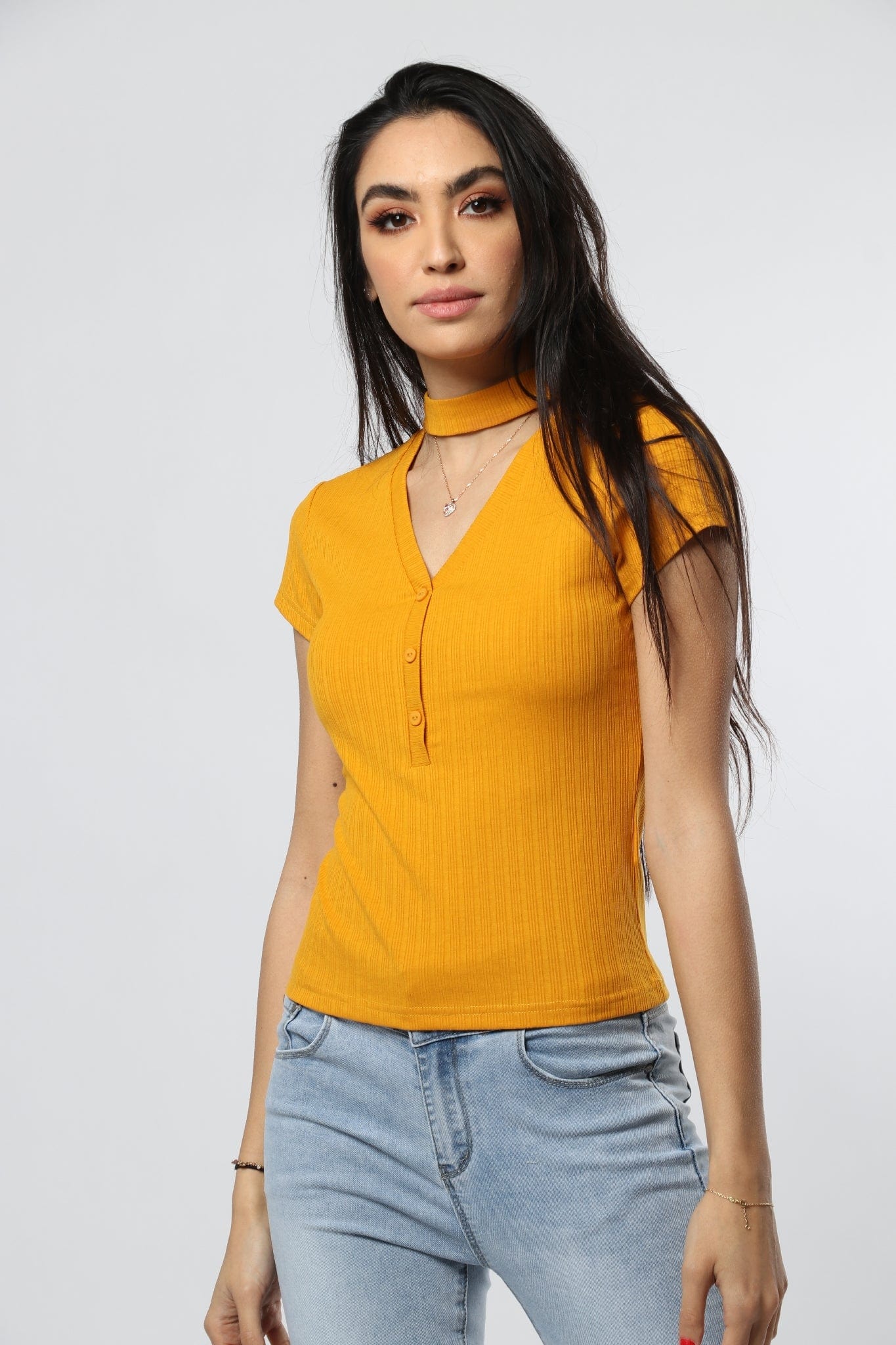 ميكا بلوزة بأزرار وفتحة صدر وكم قصير نسائي