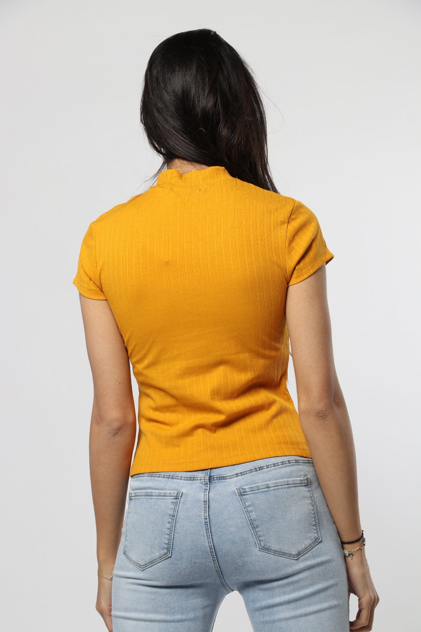 ميكا بلوزة بأزرار وفتحة صدر وكم قصير نسائي