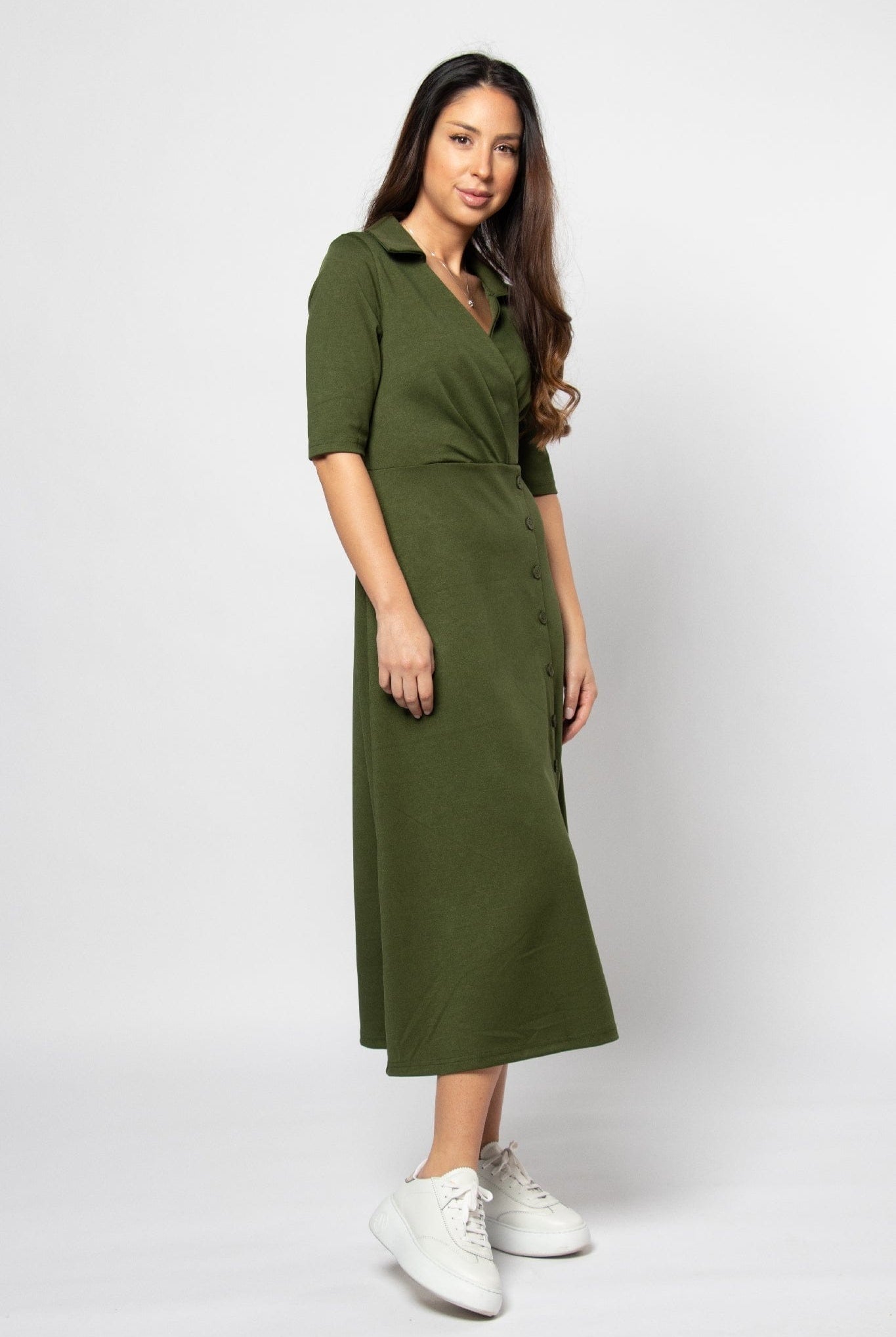 ميكا فستان ميدي بياقة وفتحة صدر V مزين بأزرار ببكم قصير