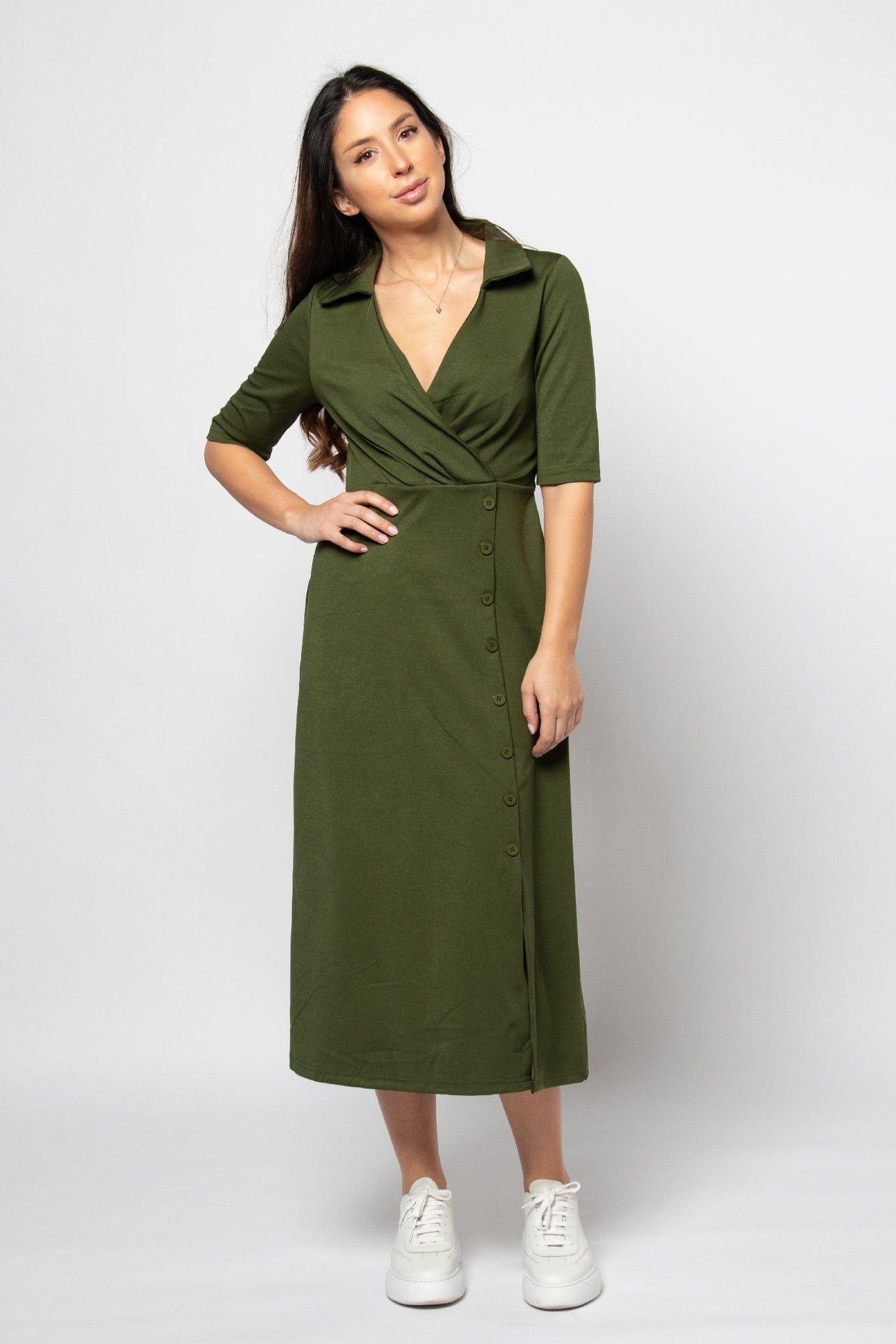 ميكا فستان ميدي بياقة وفتحة صدر V مزين بأزرار ببكم قصير