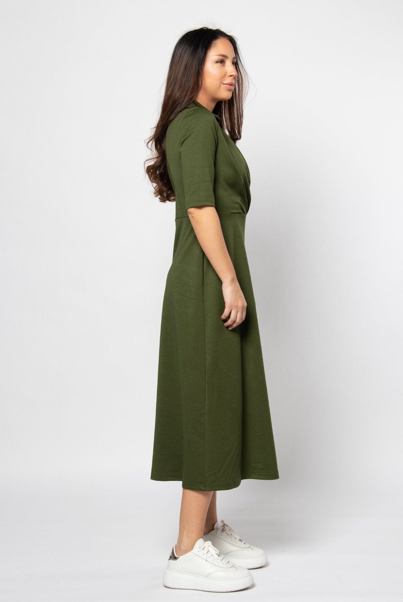 ميكا فستان ميدي بياقة وفتحة صدر V مزين بأزرار ببكم قصير