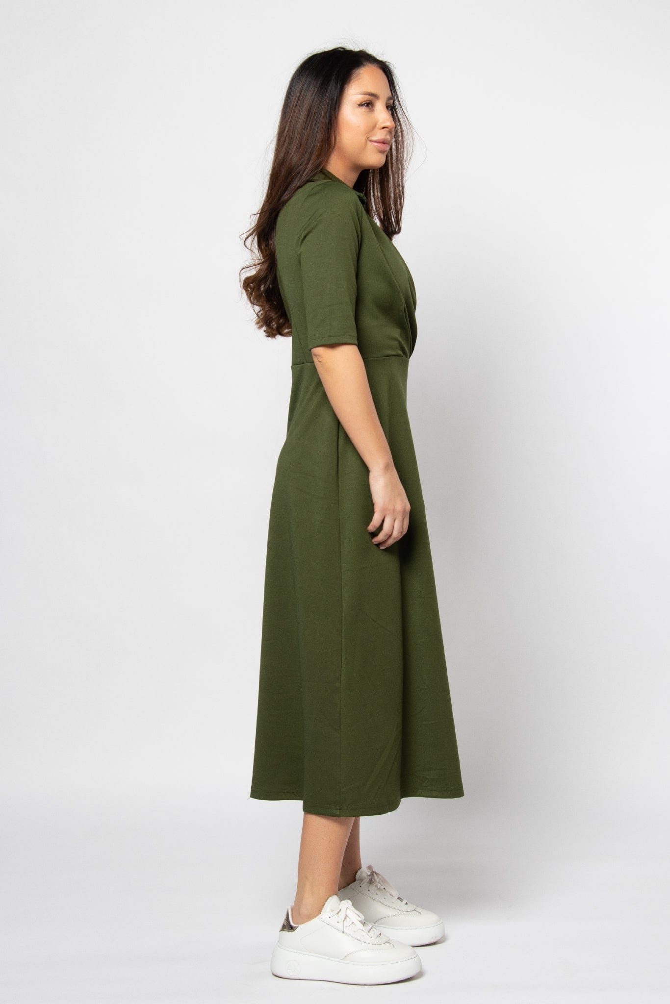 ميكا فستان ميدي بياقة وفتحة صدر V مزين بأزرار ببكم قصير